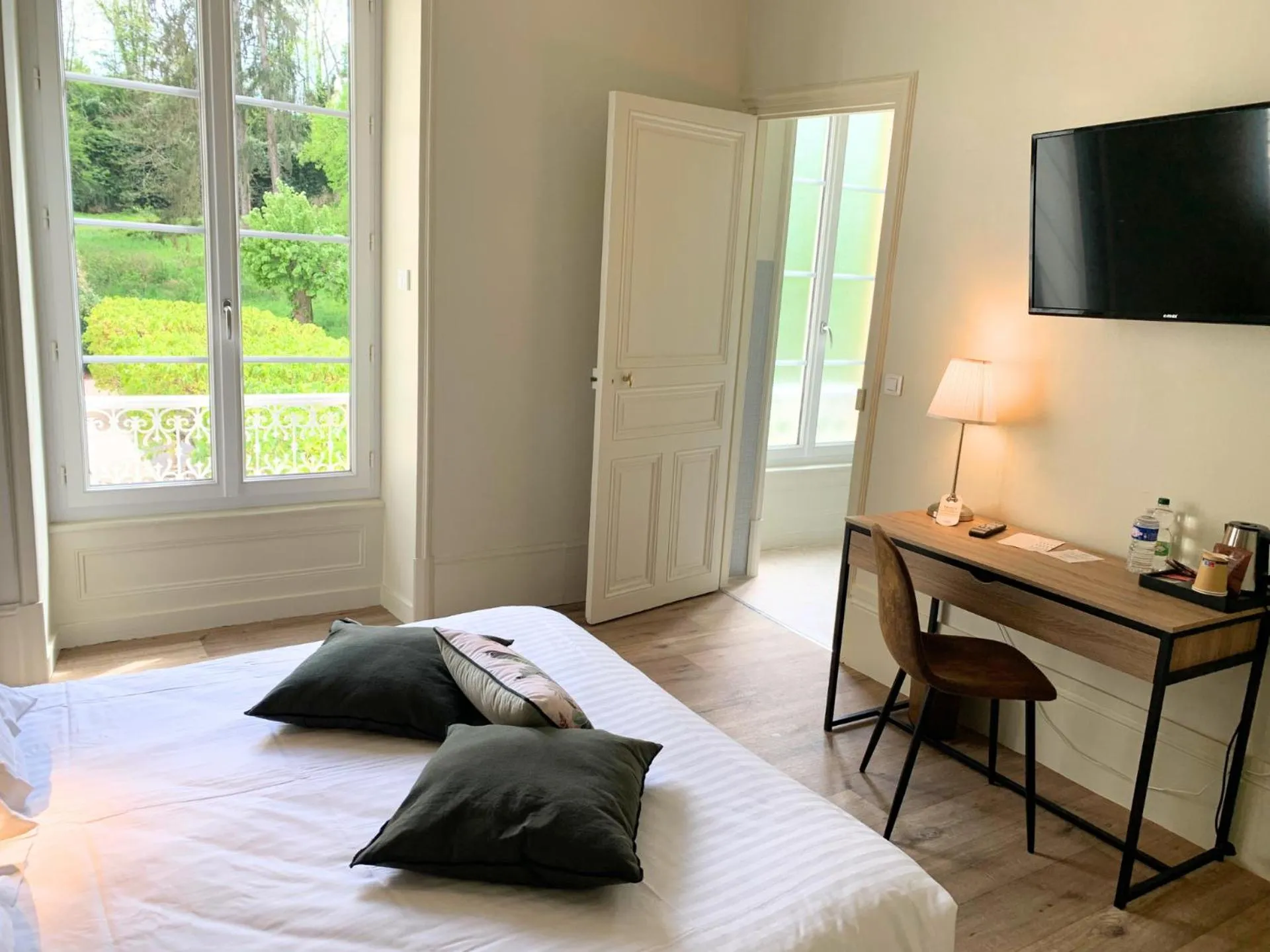 Photo of the whole room in Grand Hôtel de Bourbon-Lancy - Spa et Restaurant - Logis