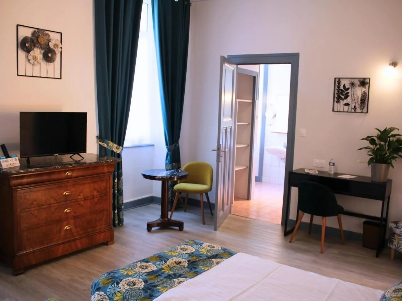 Photo of the whole room in Grand Hôtel de Bourbon-Lancy - Spa et Restaurant - Logis