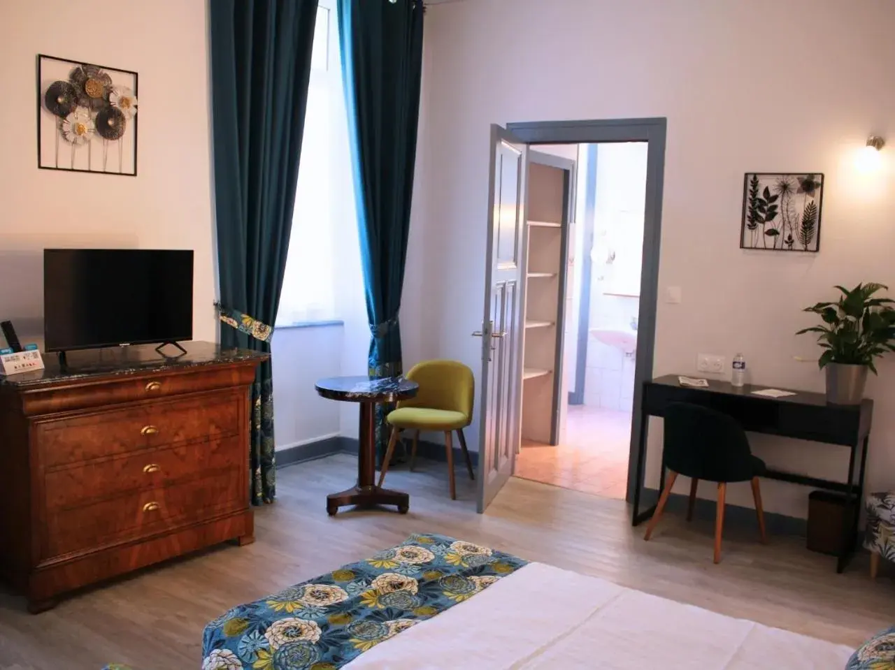 Photo of the whole room, Bed in Grand Hôtel de Bourbon-Lancy - Spa et Restaurant - Logis Photo of the whole room, Bed in Grand Hôtel de Bourbon-Lancy - Spa et Restaurant - Logis