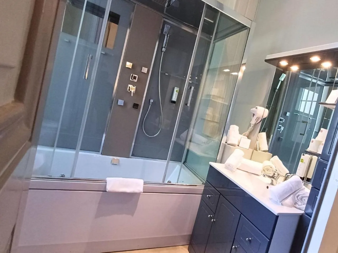 Bathroom in Grand Hôtel de Bourbon-Lancy - Spa et Restaurant - Logis