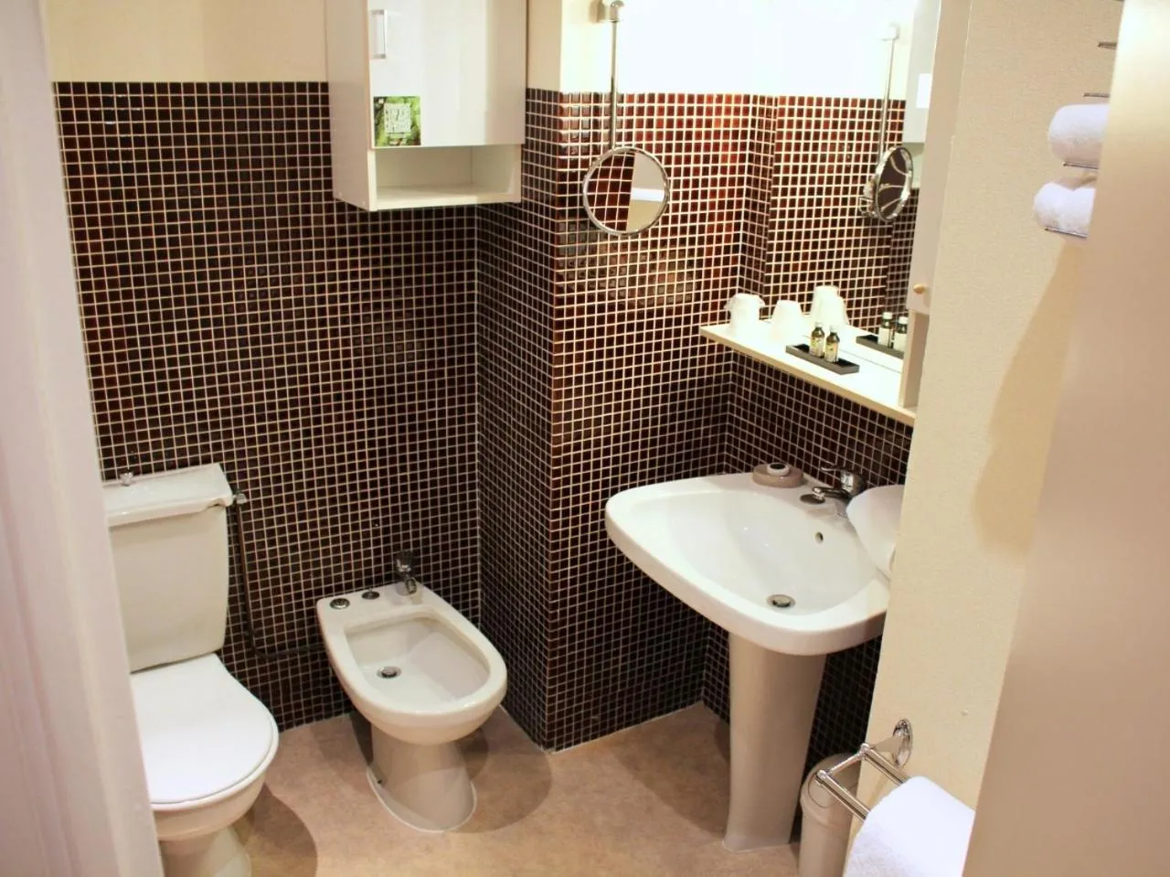 Bathroom in Grand Hôtel de Bourbon-Lancy - Spa et Restaurant - Logis