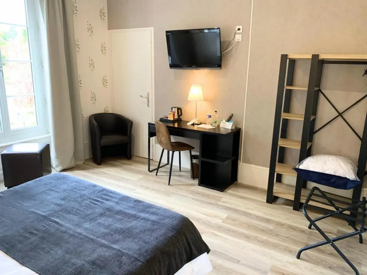 Photo of the whole room, Bed in Grand Hôtel de Bourbon-Lancy - Spa et Restaurant - Logis Photo of the whole room, Bed in Grand Hôtel de Bourbon-Lancy - Spa et Restaurant - Logis