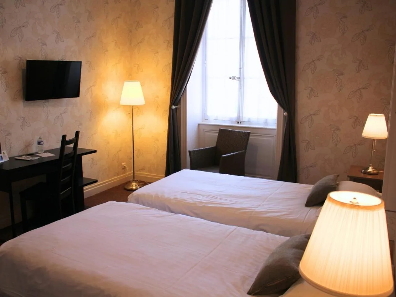 Bedroom in Grand Hôtel de Bourbon-Lancy - Spa et Restaurant - Logis