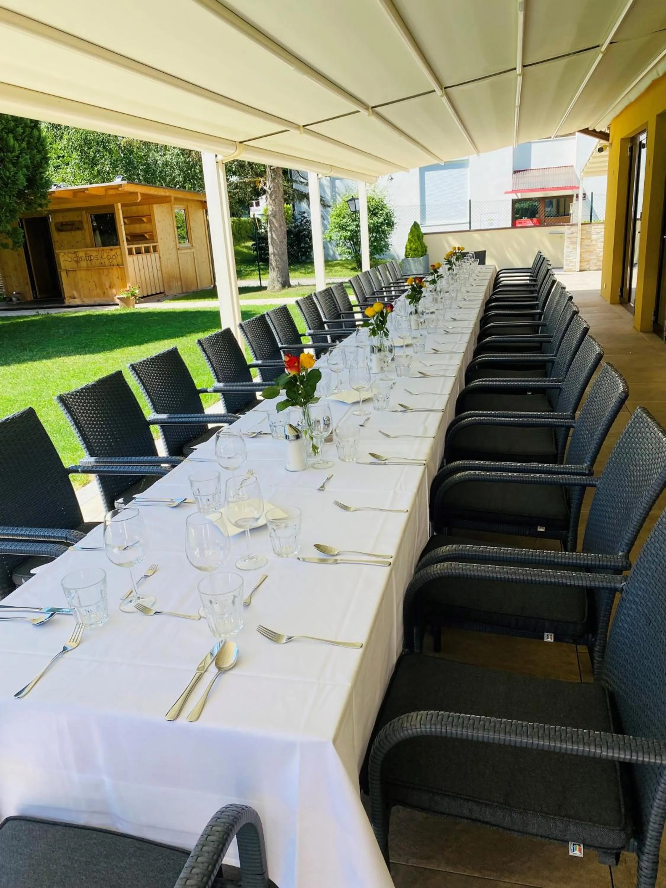 Restaurant/places to eat in Hotel Charlotte