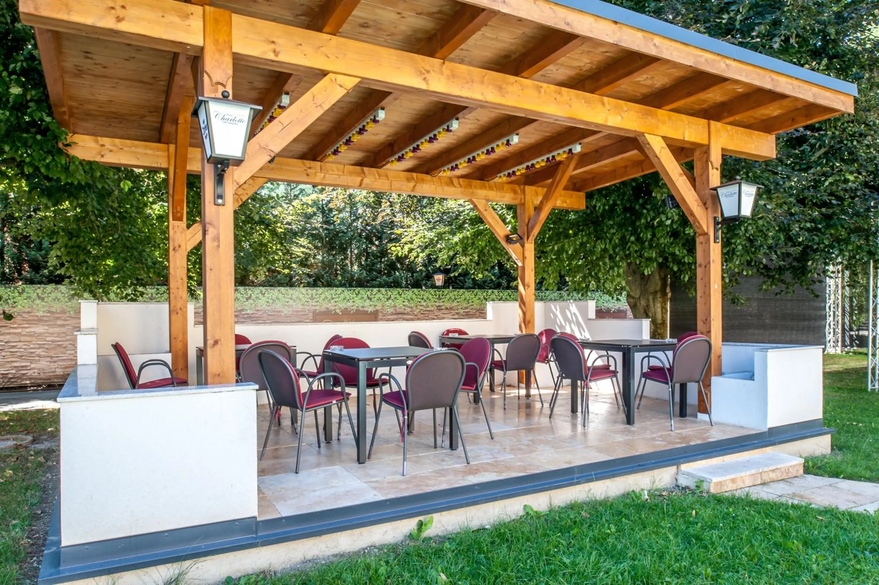 Restaurant/places to eat in Hotel Charlotte