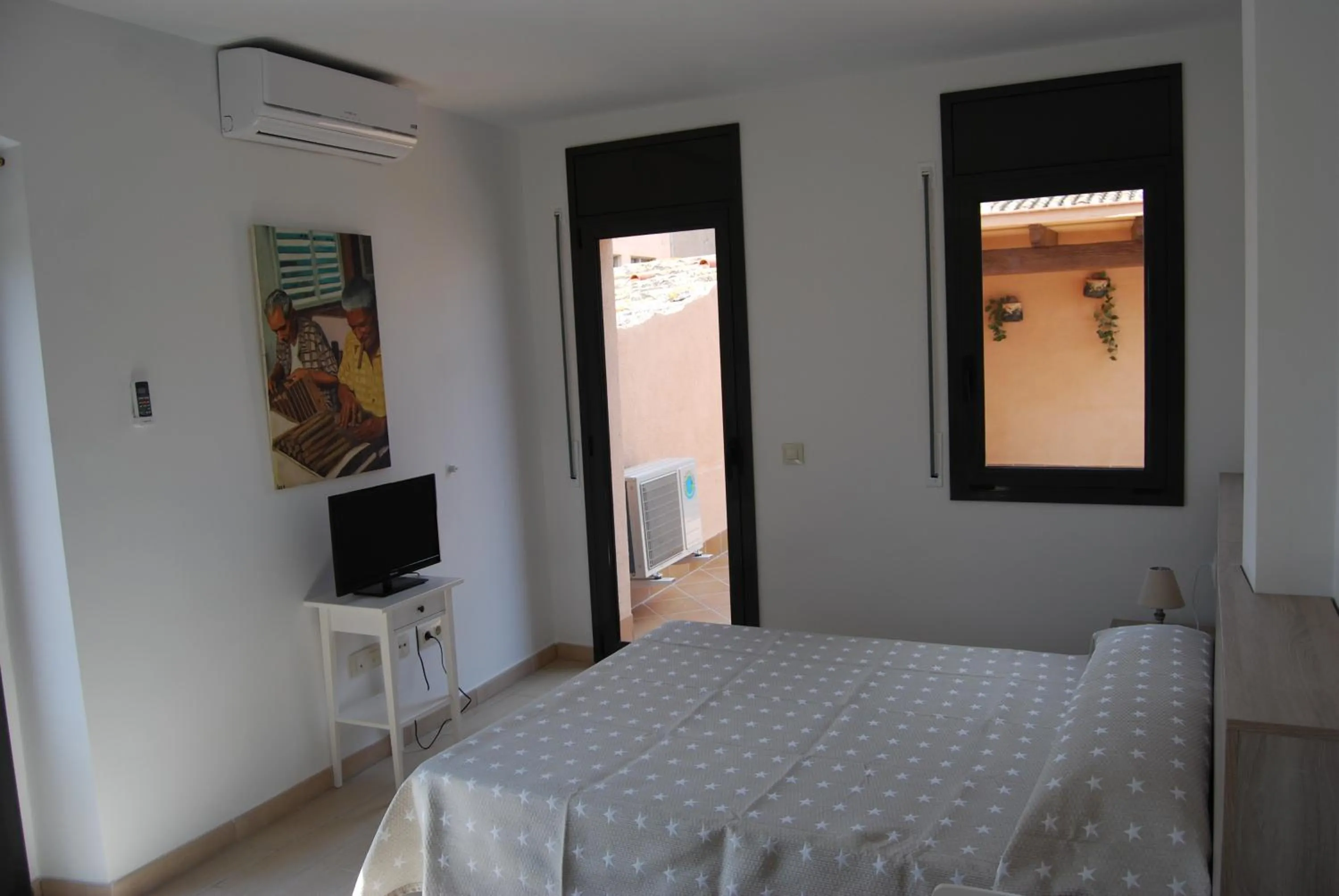 Communal lounge/ TV room, Bed in Apartaments Fonda Comerç