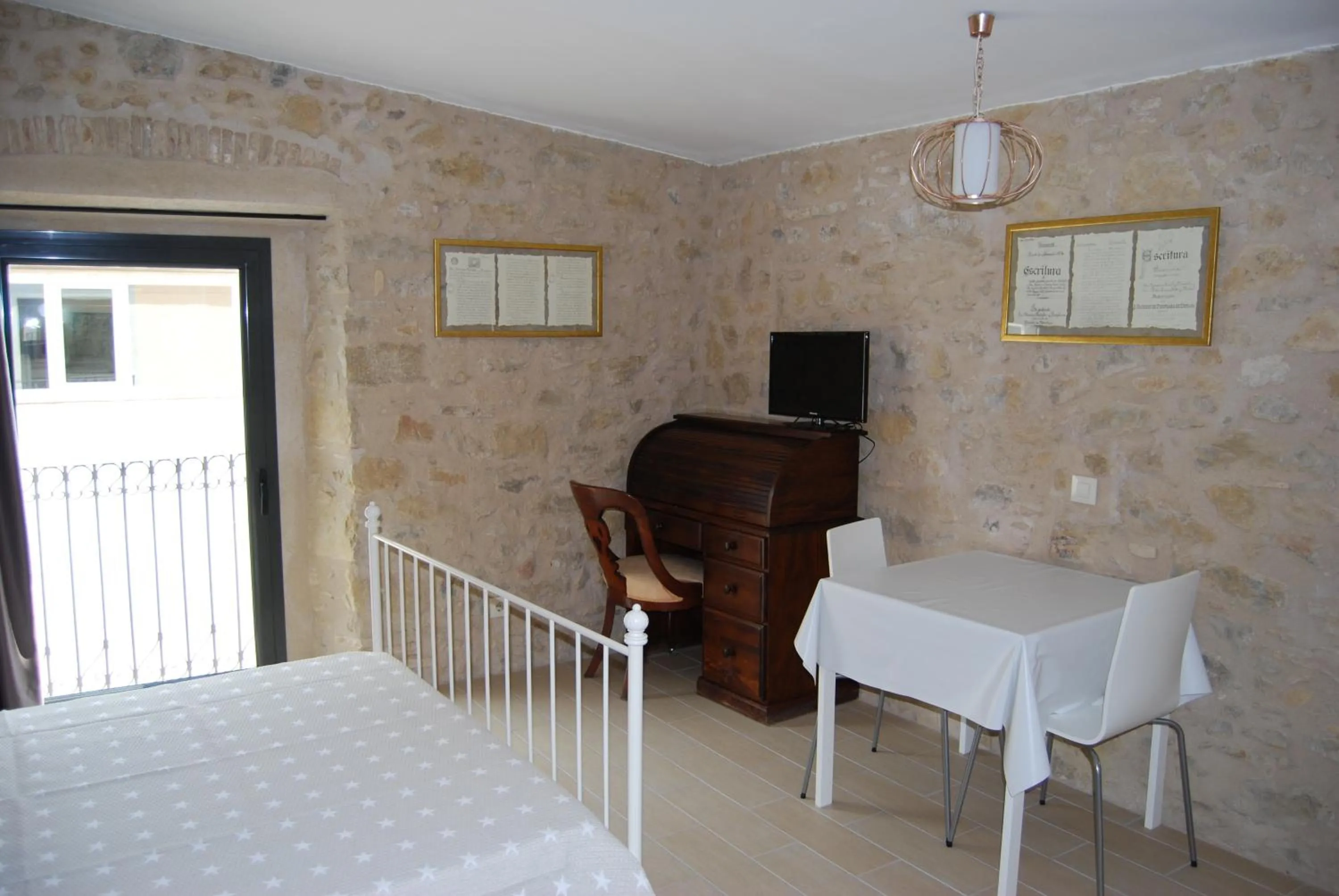 Communal lounge/ TV room, Bed in Apartaments Fonda Comerç