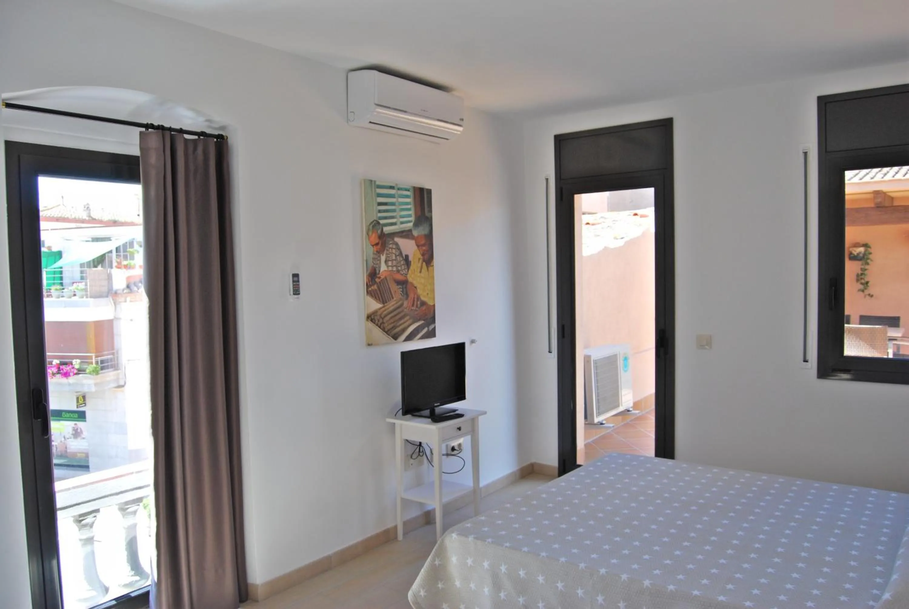 Communal lounge/ TV room, Bed in Apartaments Fonda Comerç
