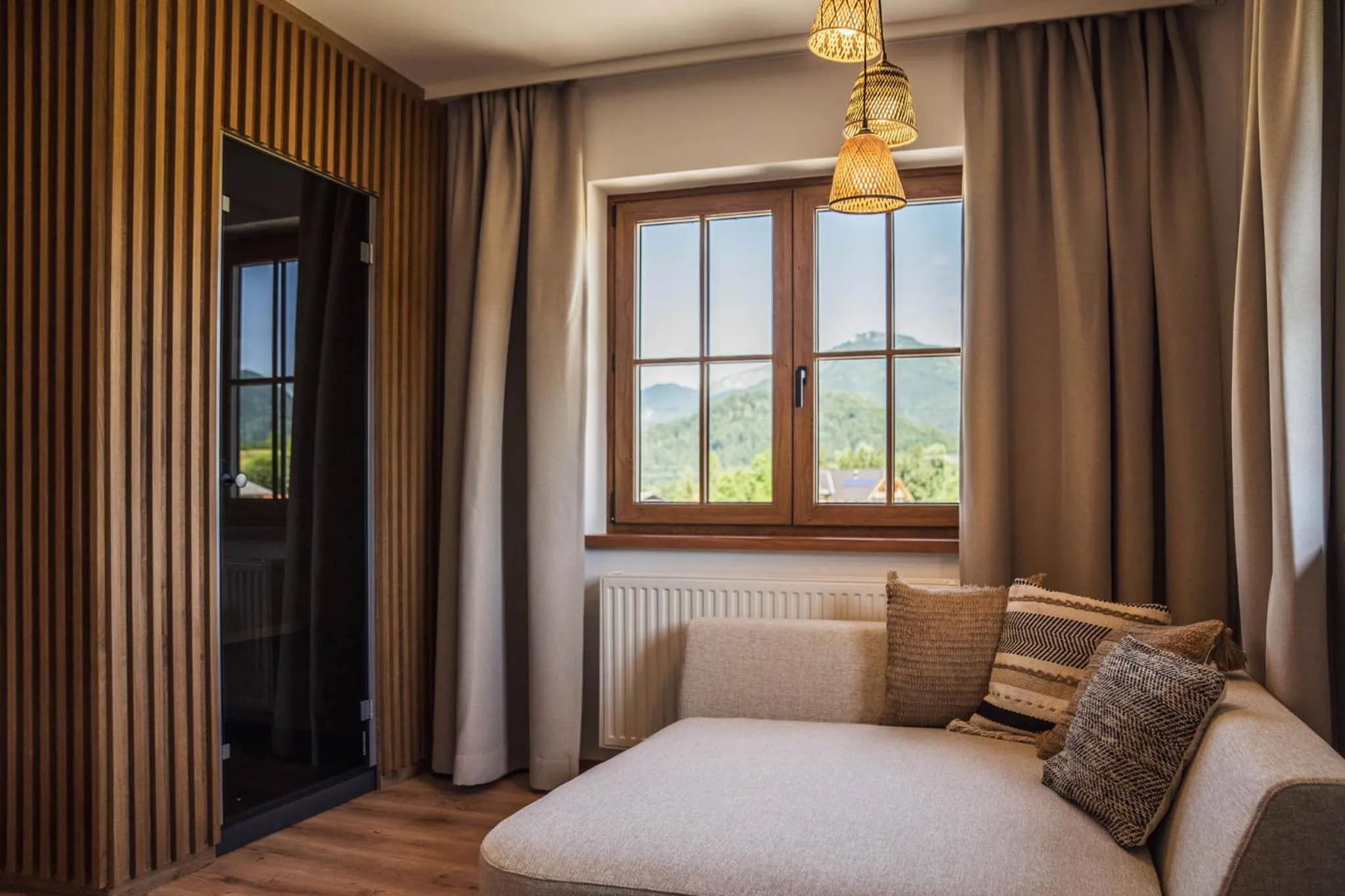 Seating area, Bed in Bergrose Hideaway