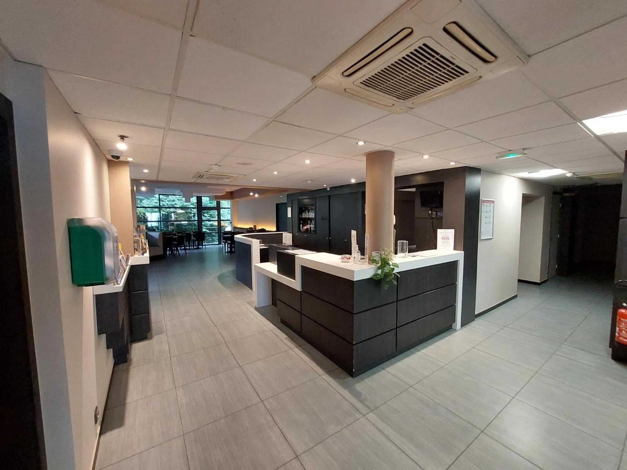 Lobby or reception in Brit Hotel Confort Rouen Centre