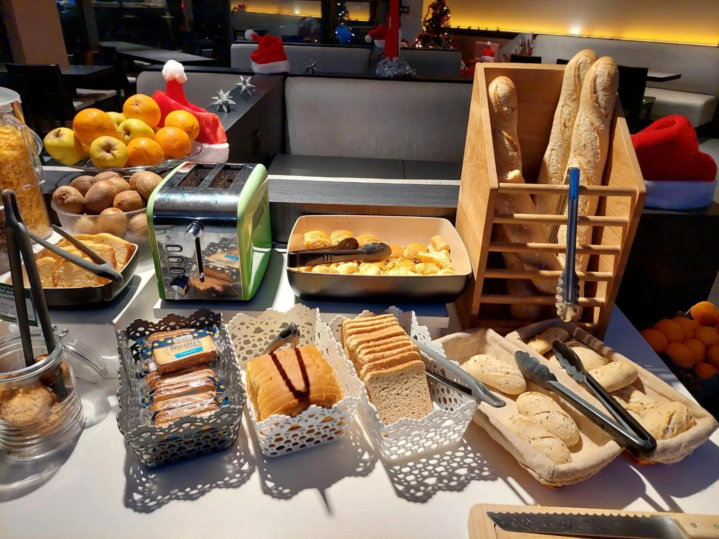 Breakfast in Brit Hotel Confort Rouen Centre