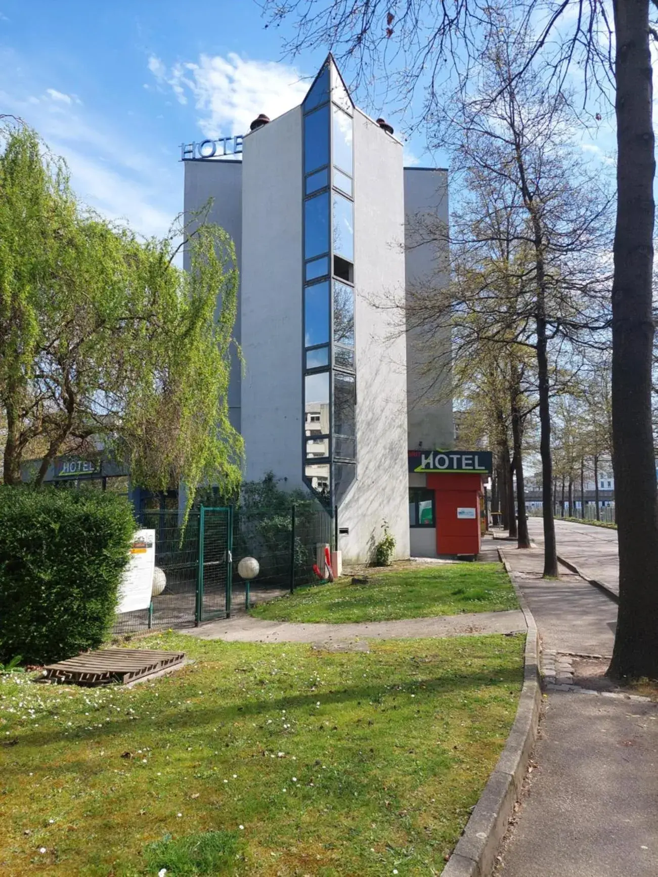 Property building in Brit Hotel Confort Rouen Centre Property building in Brit Hotel Confort Rouen Centre