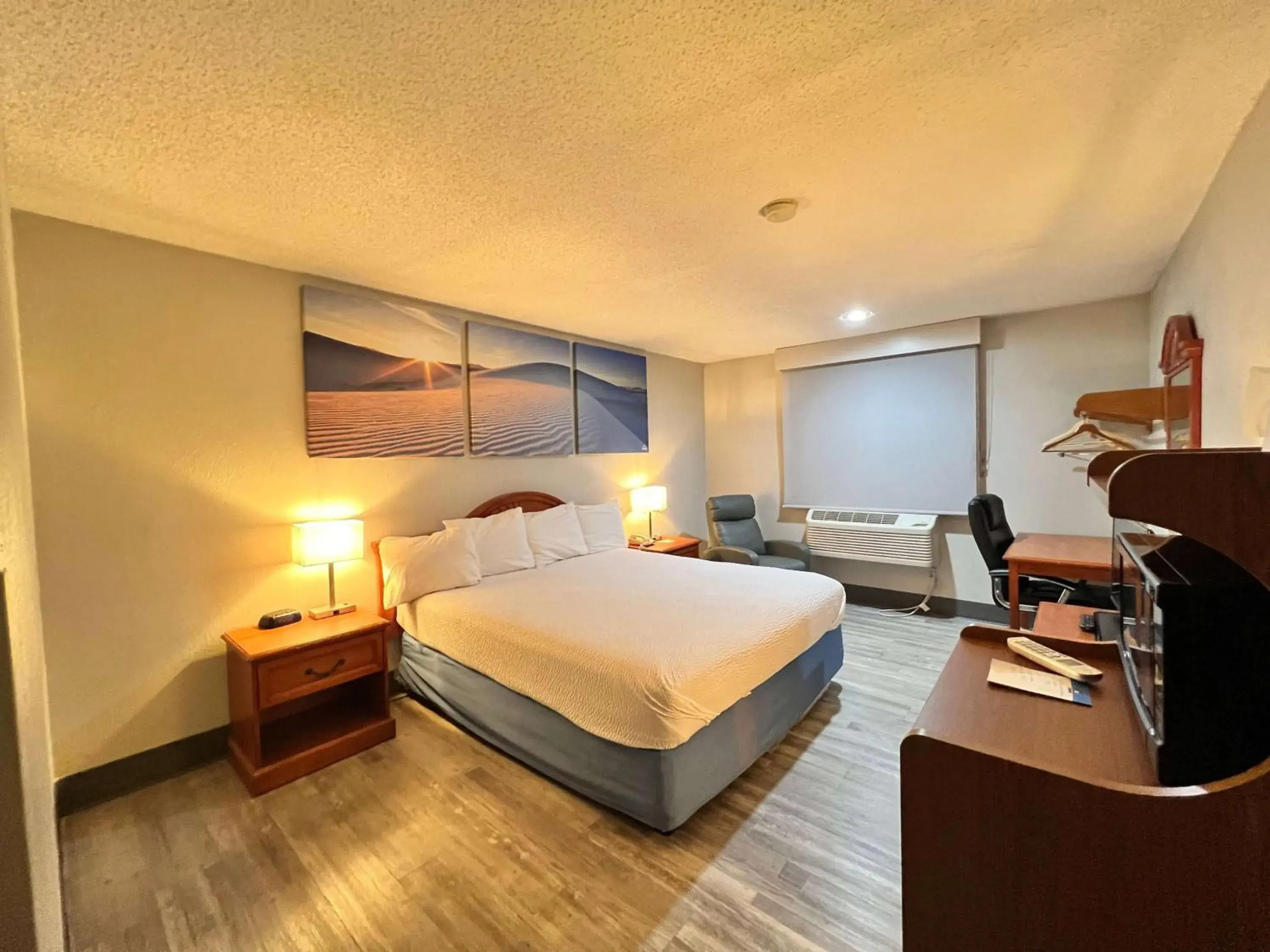 Photo of the whole room, Bed in Antelope Inn & Suites Photo of the whole room, Bed in Antelope Inn & Suites