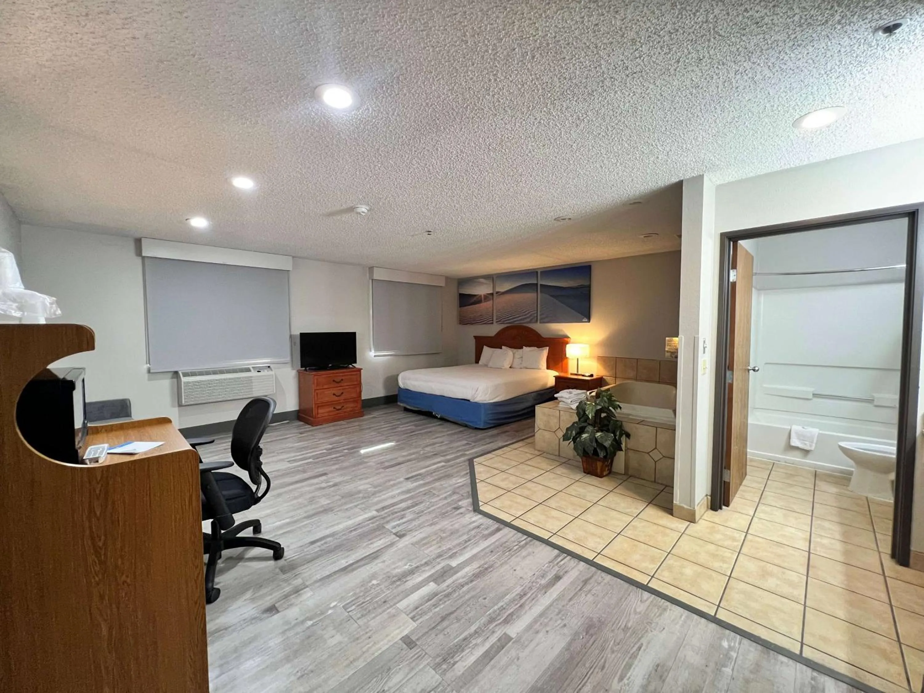 Photo of the whole room, Bed in Antelope Inn & Suites