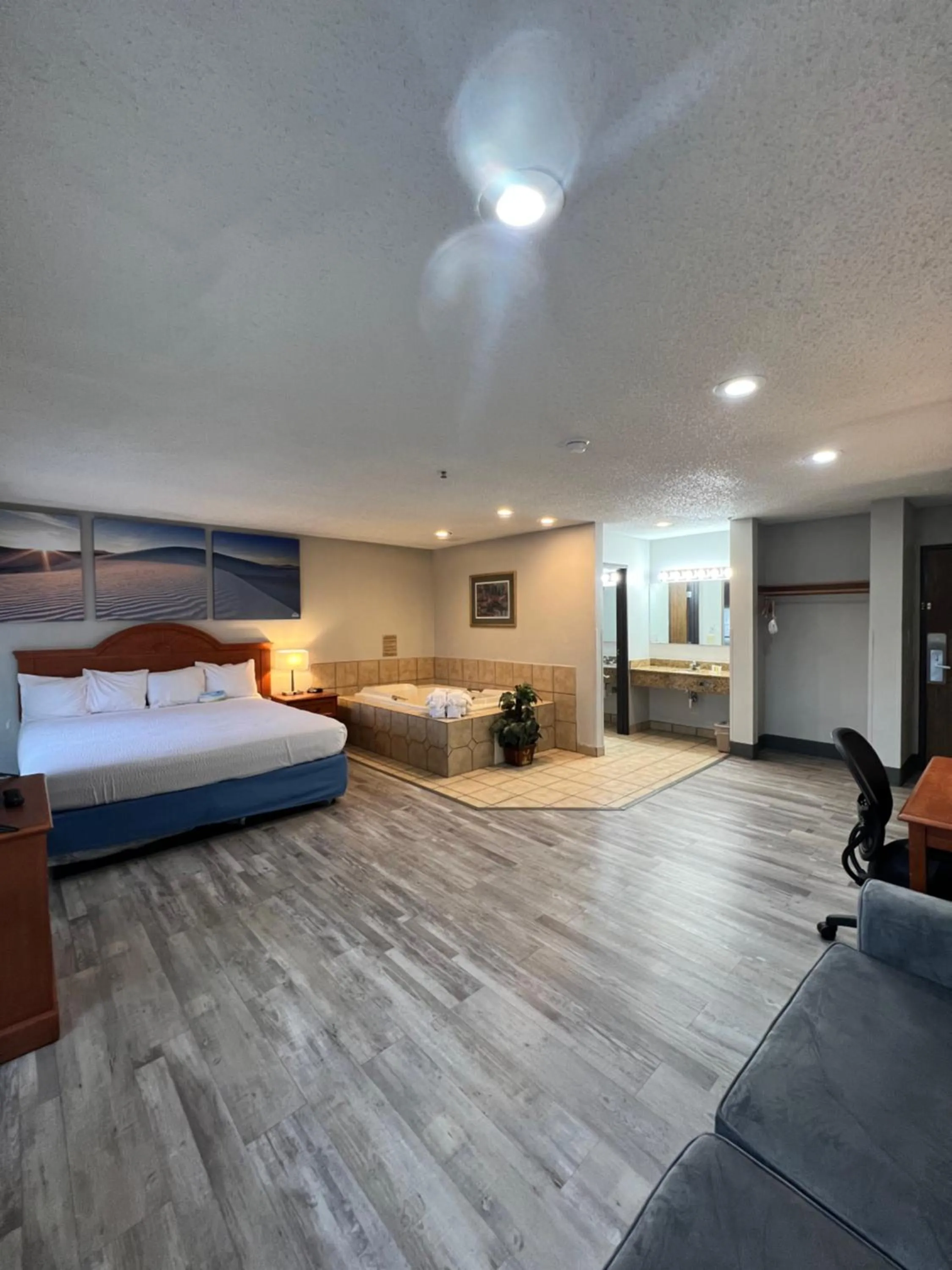 Photo of the whole room, Bed in Antelope Inn & Suites