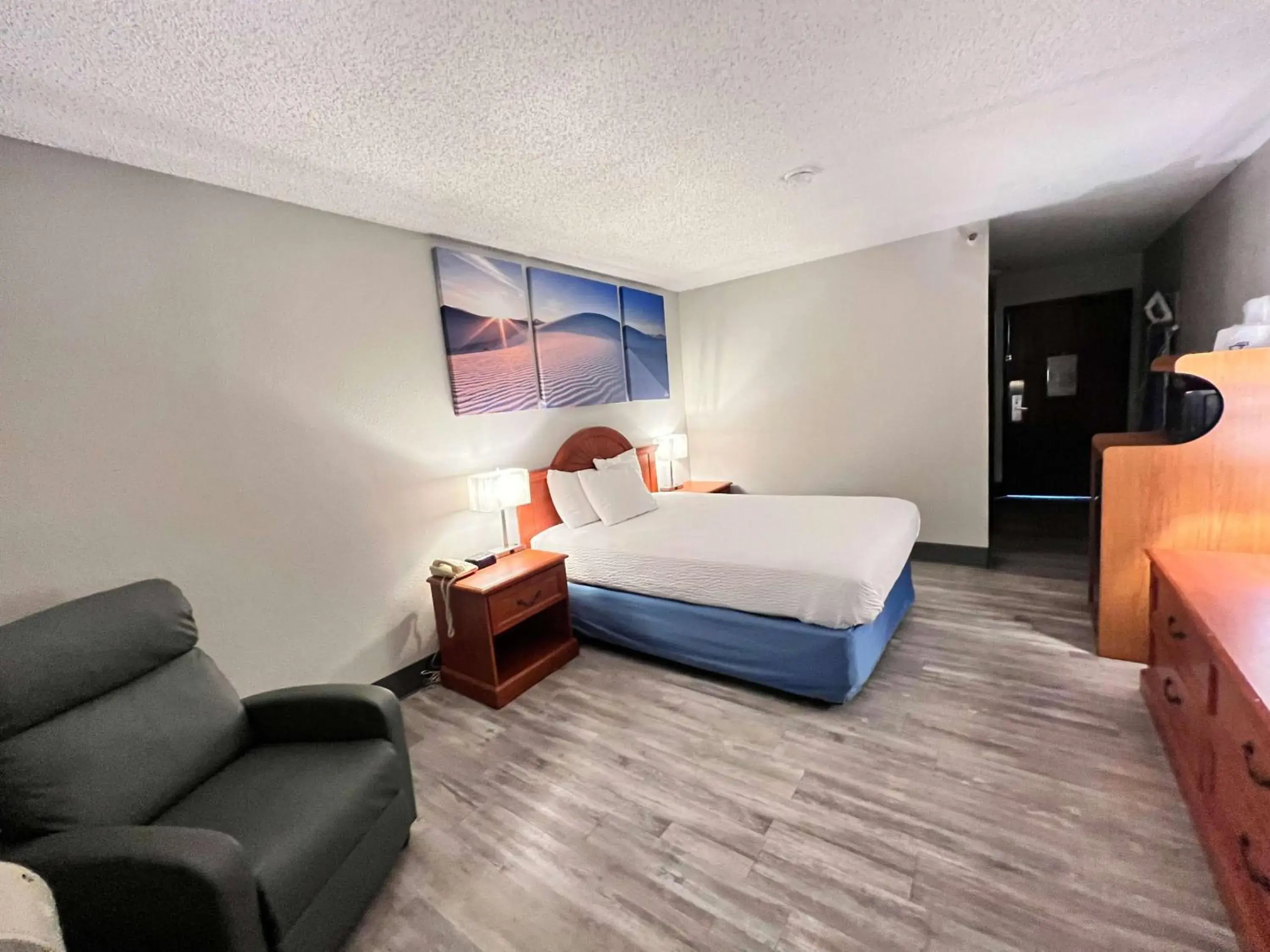 Photo of the whole room, Bed in Antelope Inn & Suites Photo of the whole room, Bed in Antelope Inn & Suites
