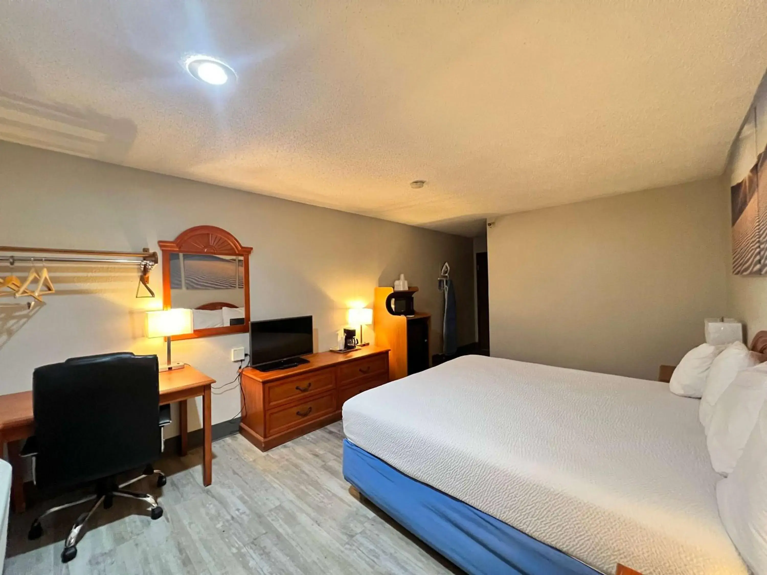 Photo of the whole room, Bed in Antelope Inn & Suites Photo of the whole room, Bed in Antelope Inn & Suites