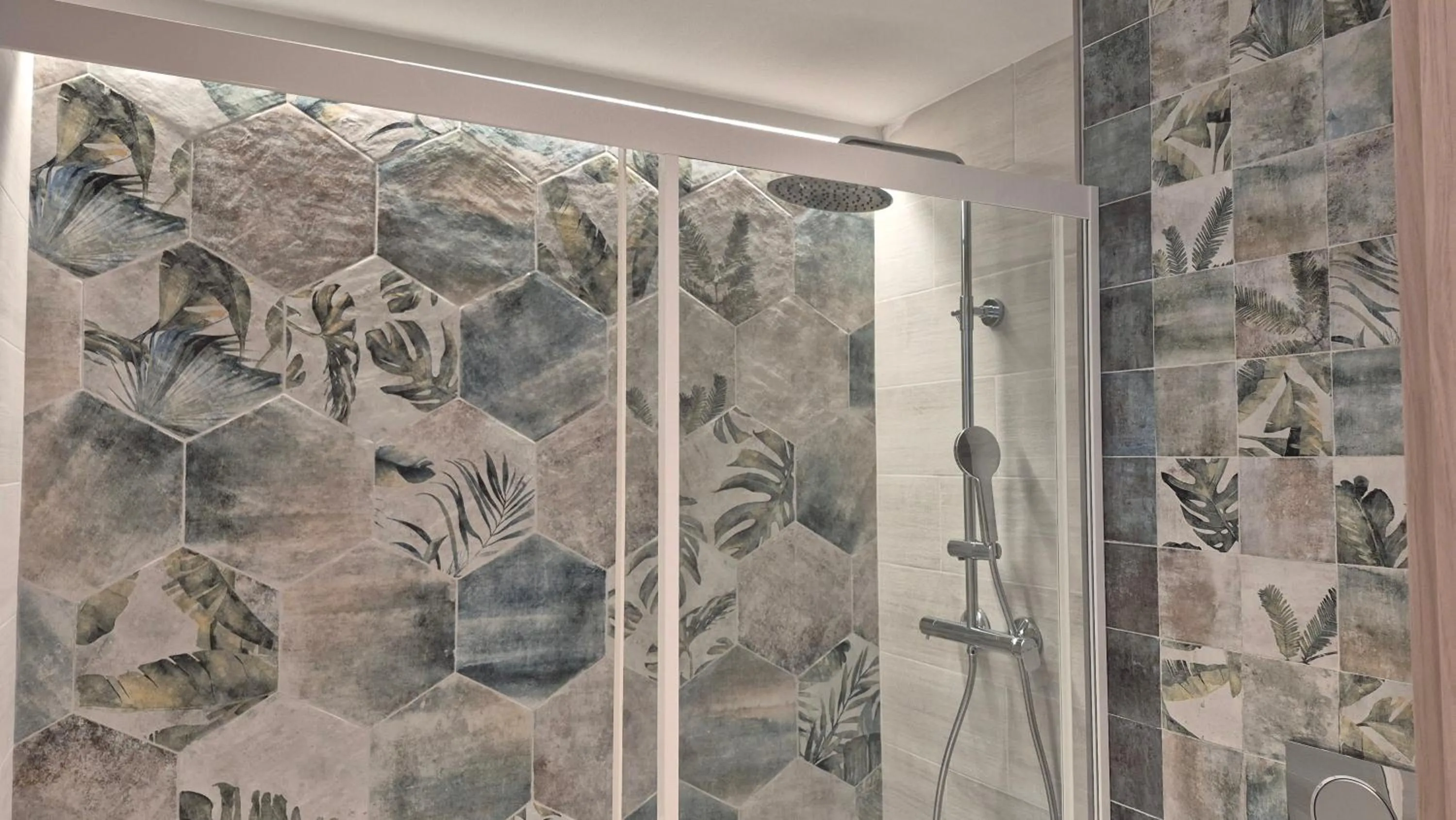 Shower in Hotel Roca Bella