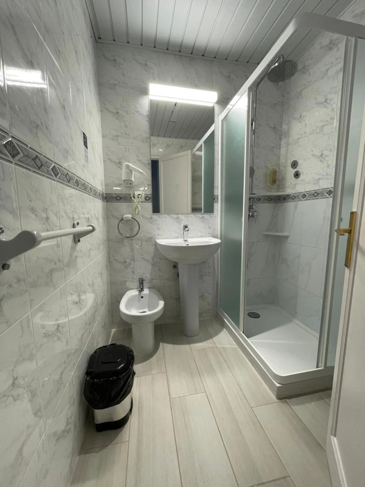 Shower in Hotel Roca Bella