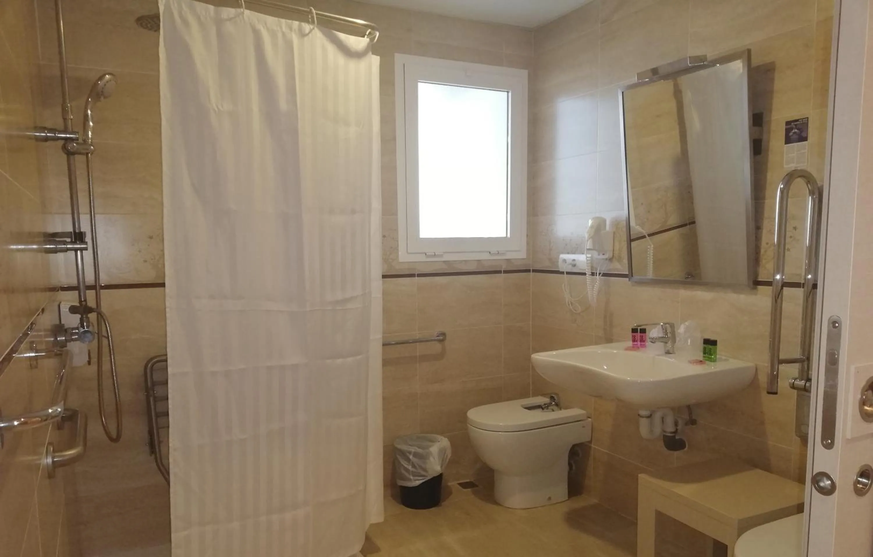 Shower in Hotel Roca Bella