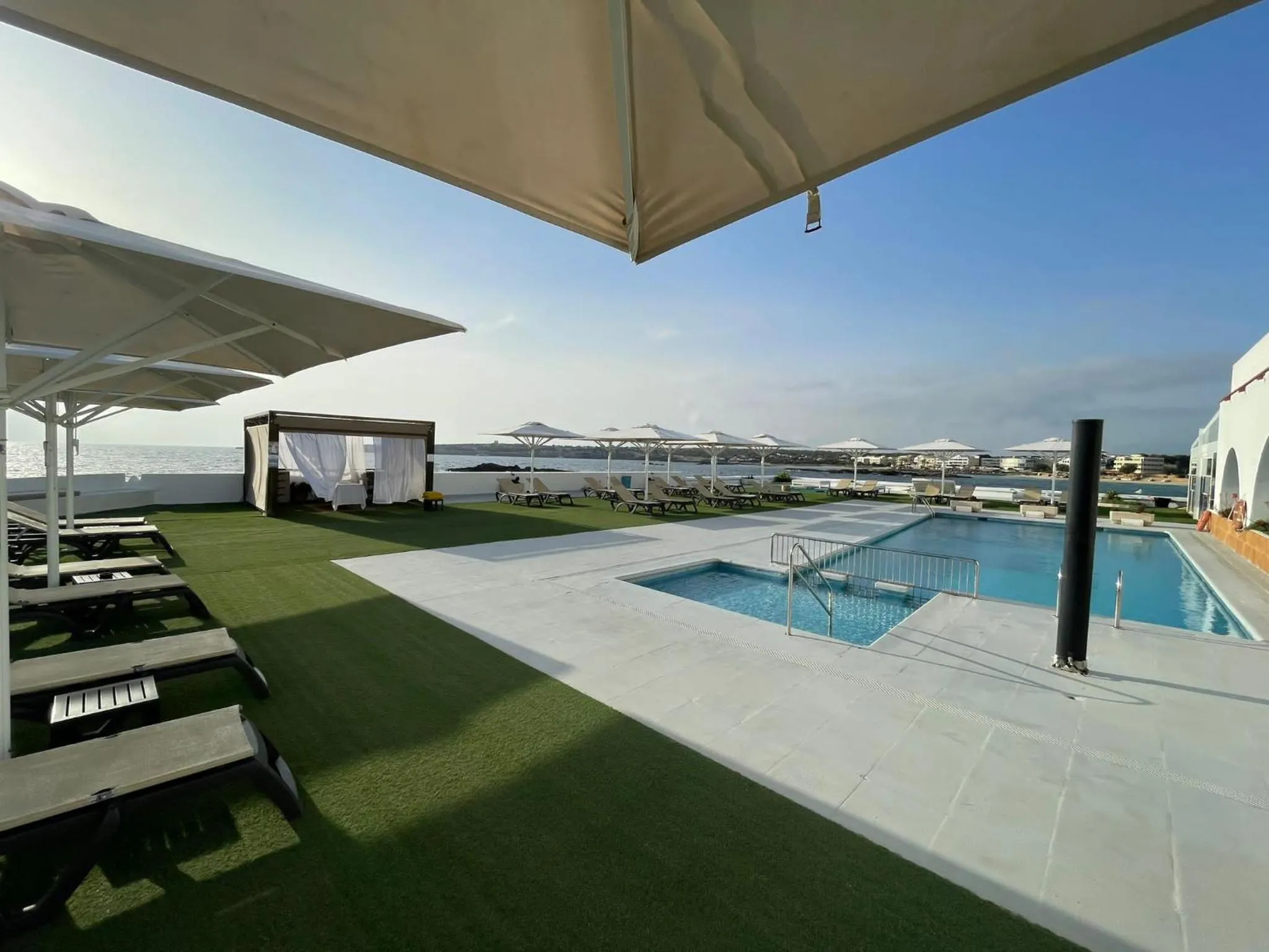 Swimming pool in Hotel Roca Bella