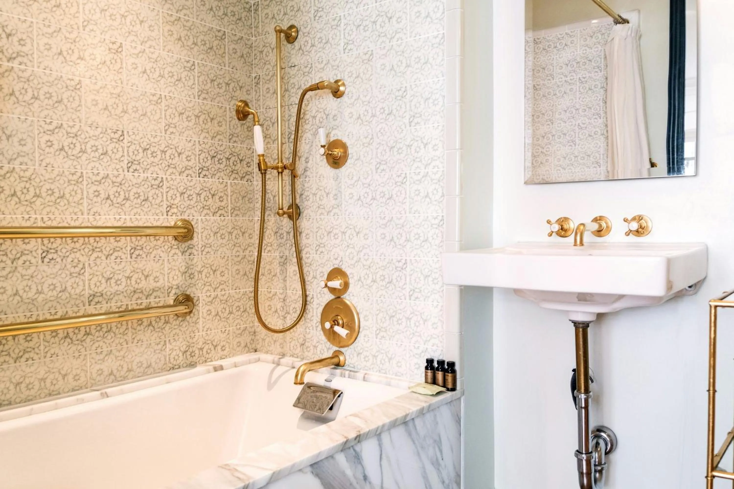 Bathroom in Hotel Per La, Autograph Collection