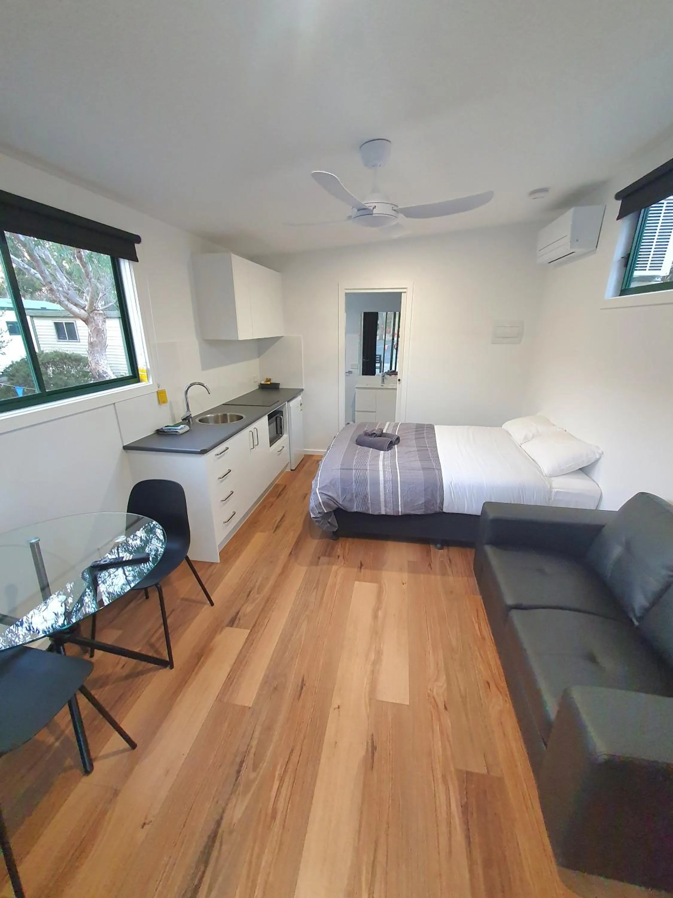 Photo of the whole room, Bed in G'Day Parks Ararat