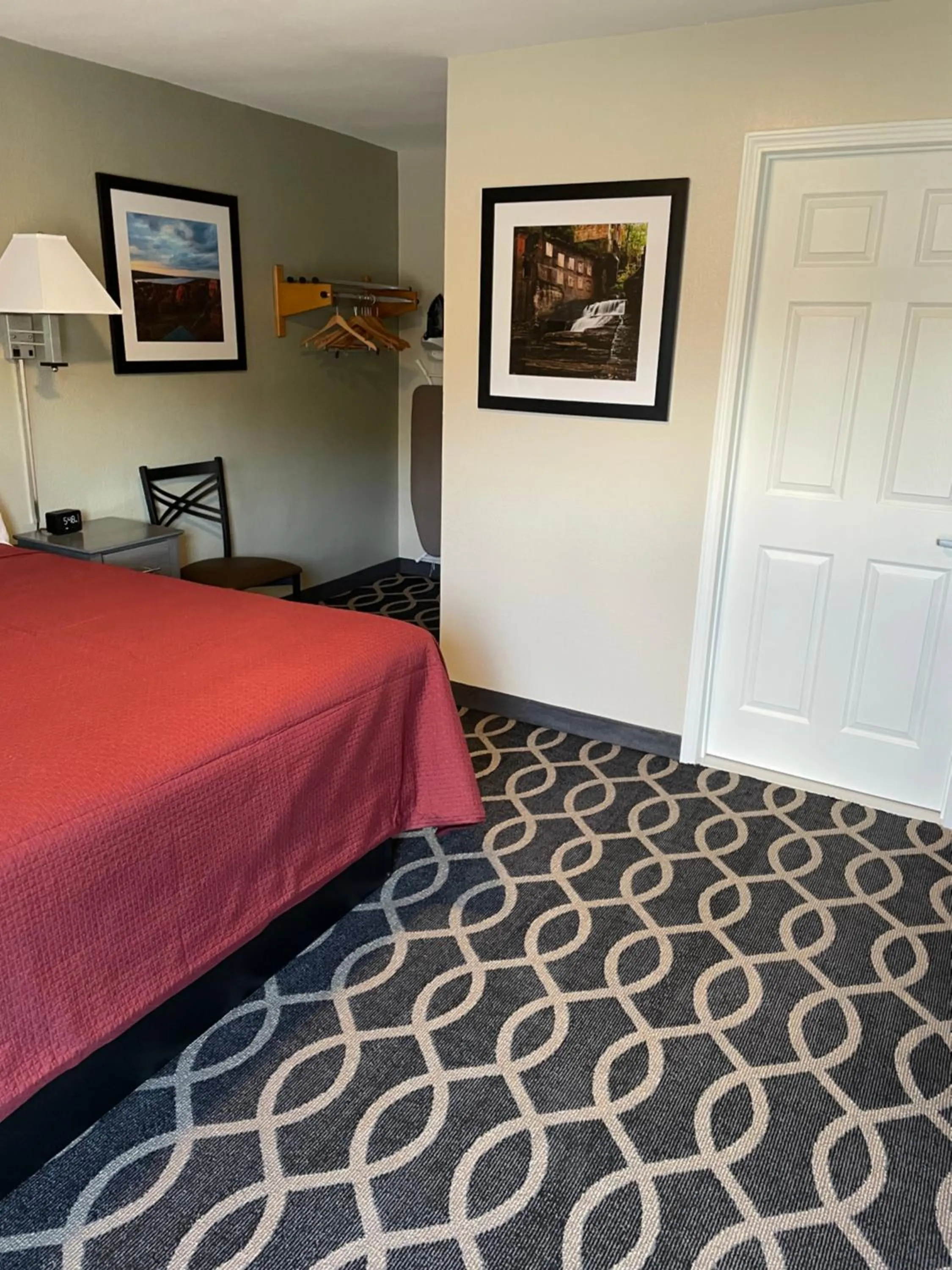 Bed in Embassy Inn Motel Ithaca