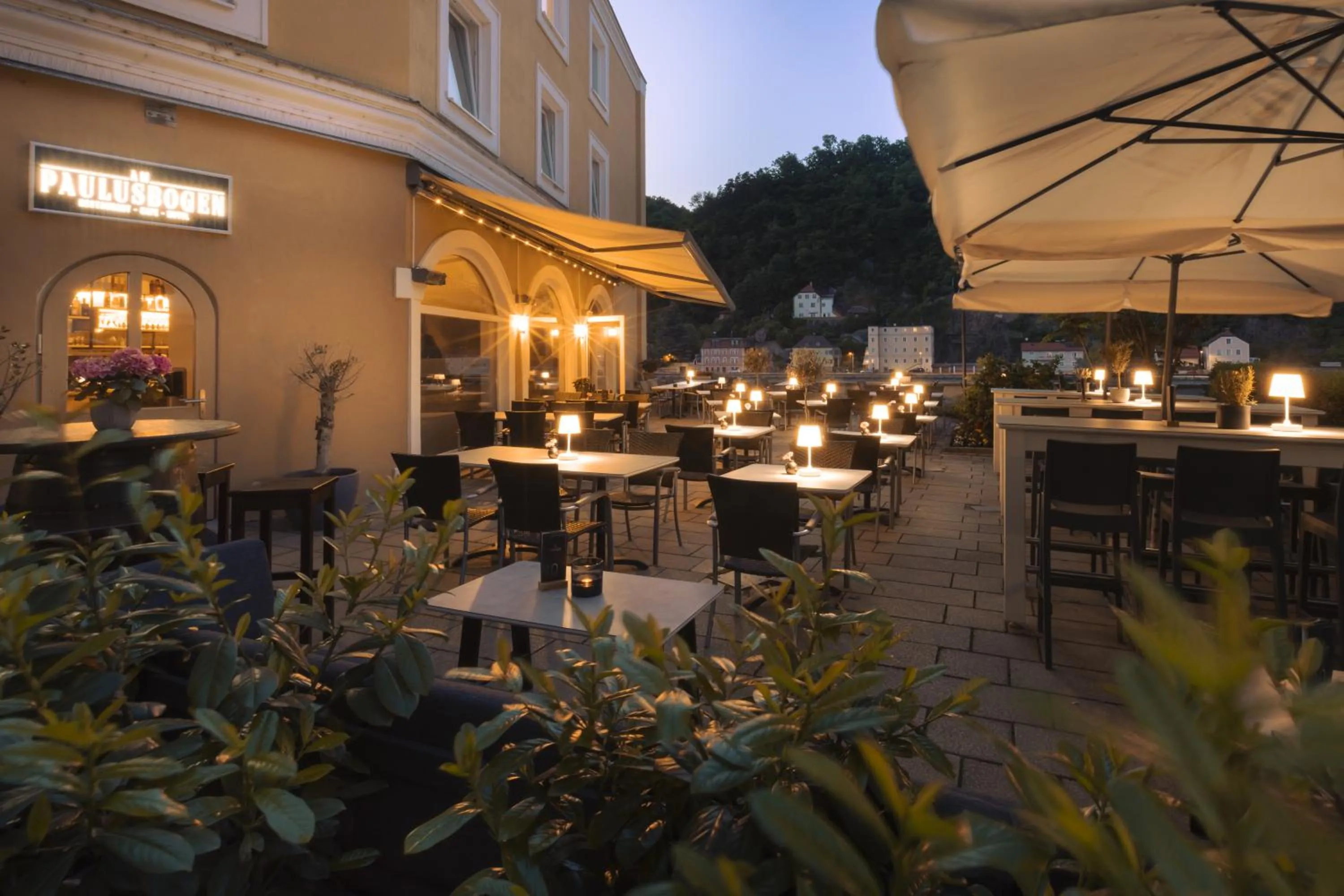 Restaurant/places to eat in Am Paulusbogen