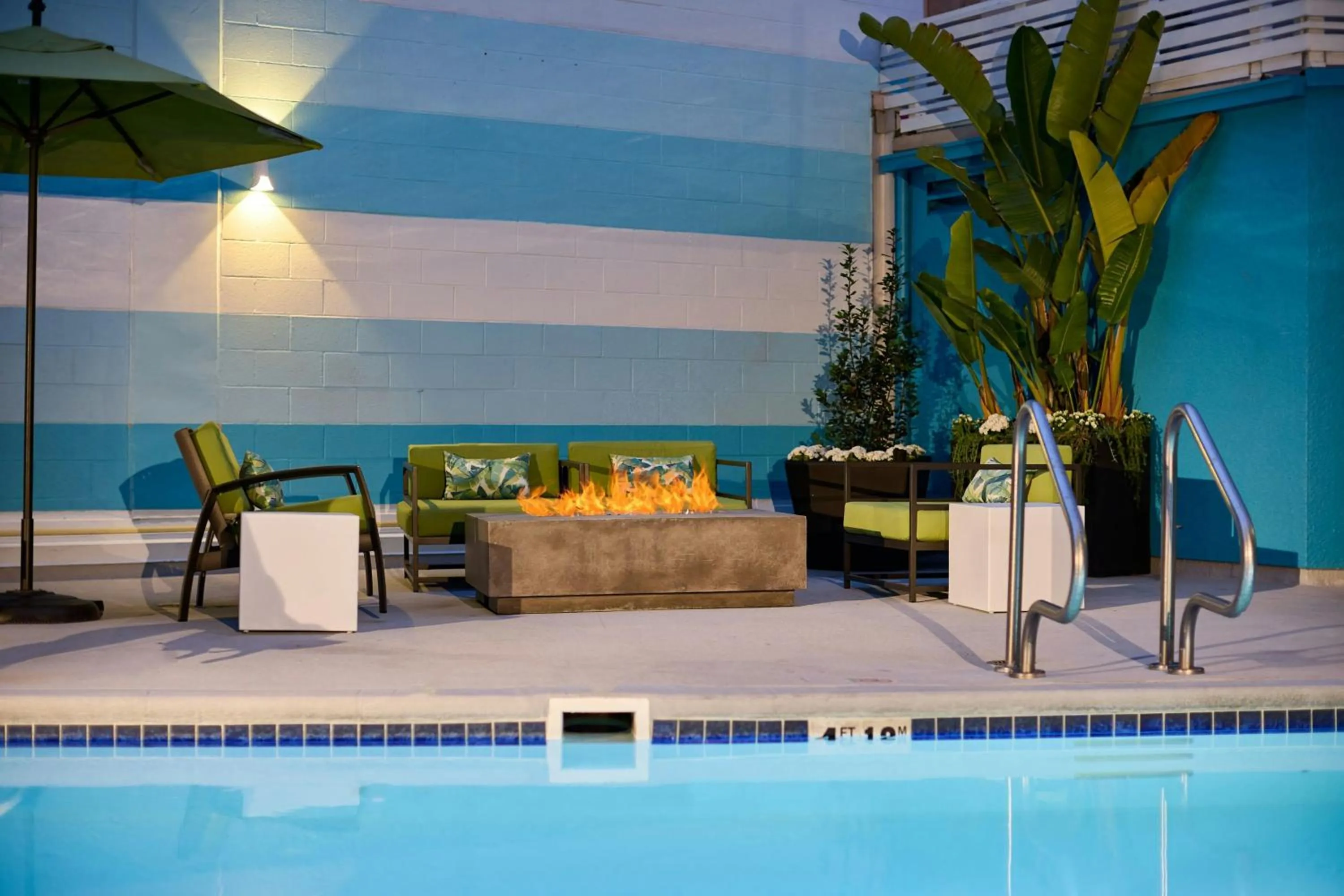 Swimming pool in Renaissance Los Angeles Airport Hotel