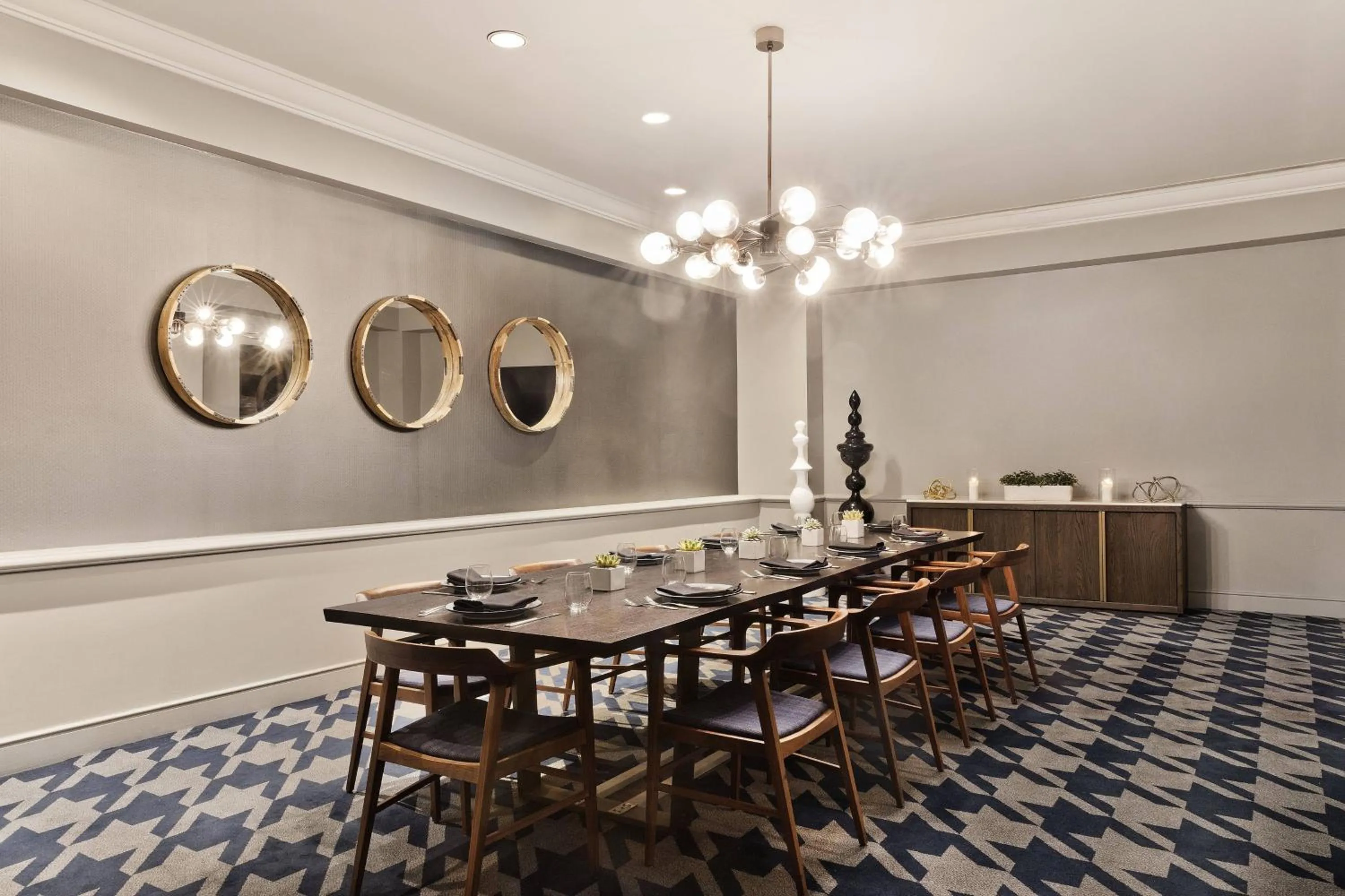 Restaurant/places to eat in Renaissance Los Angeles Airport Hotel