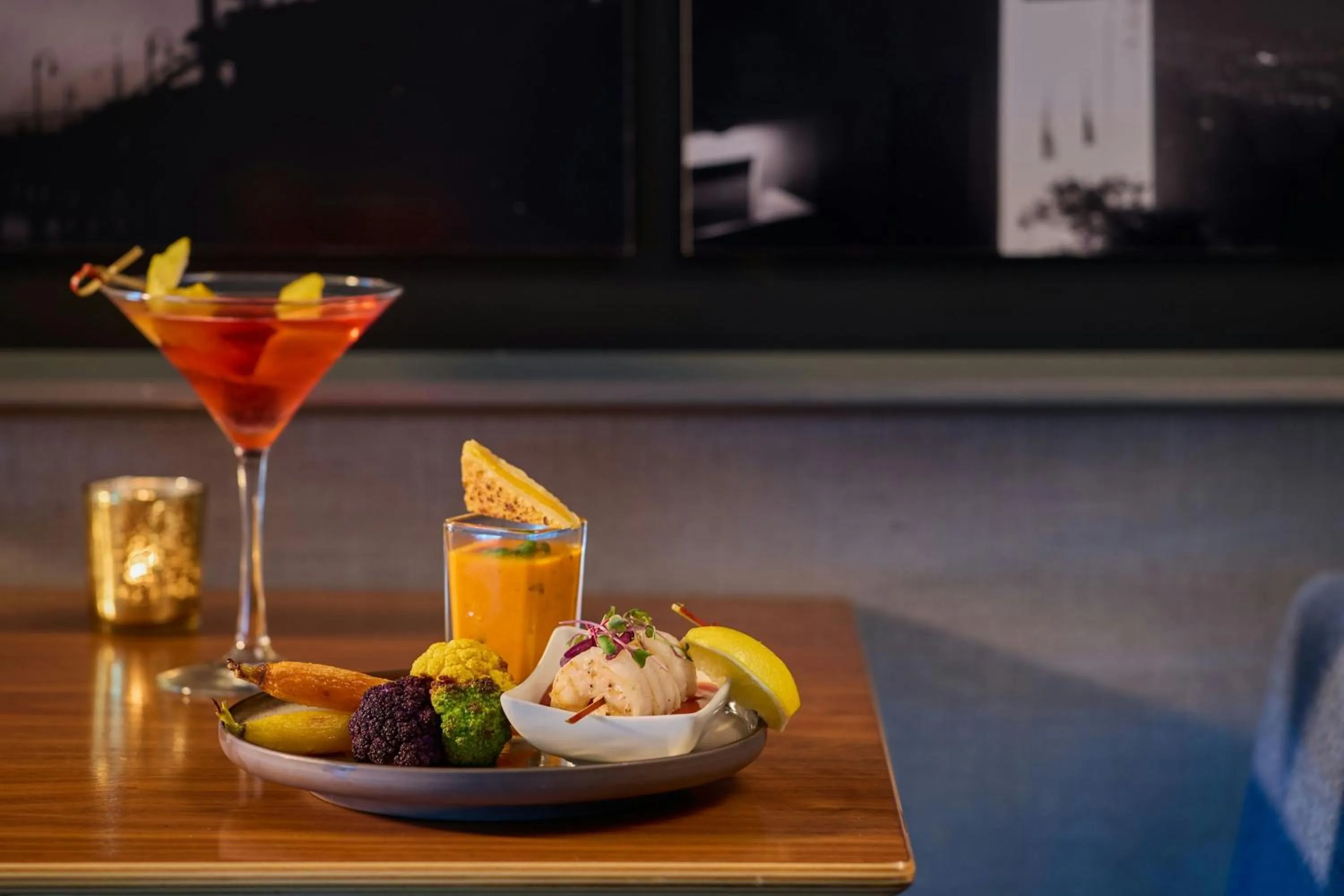 Lounge or bar in Renaissance Los Angeles Airport Hotel