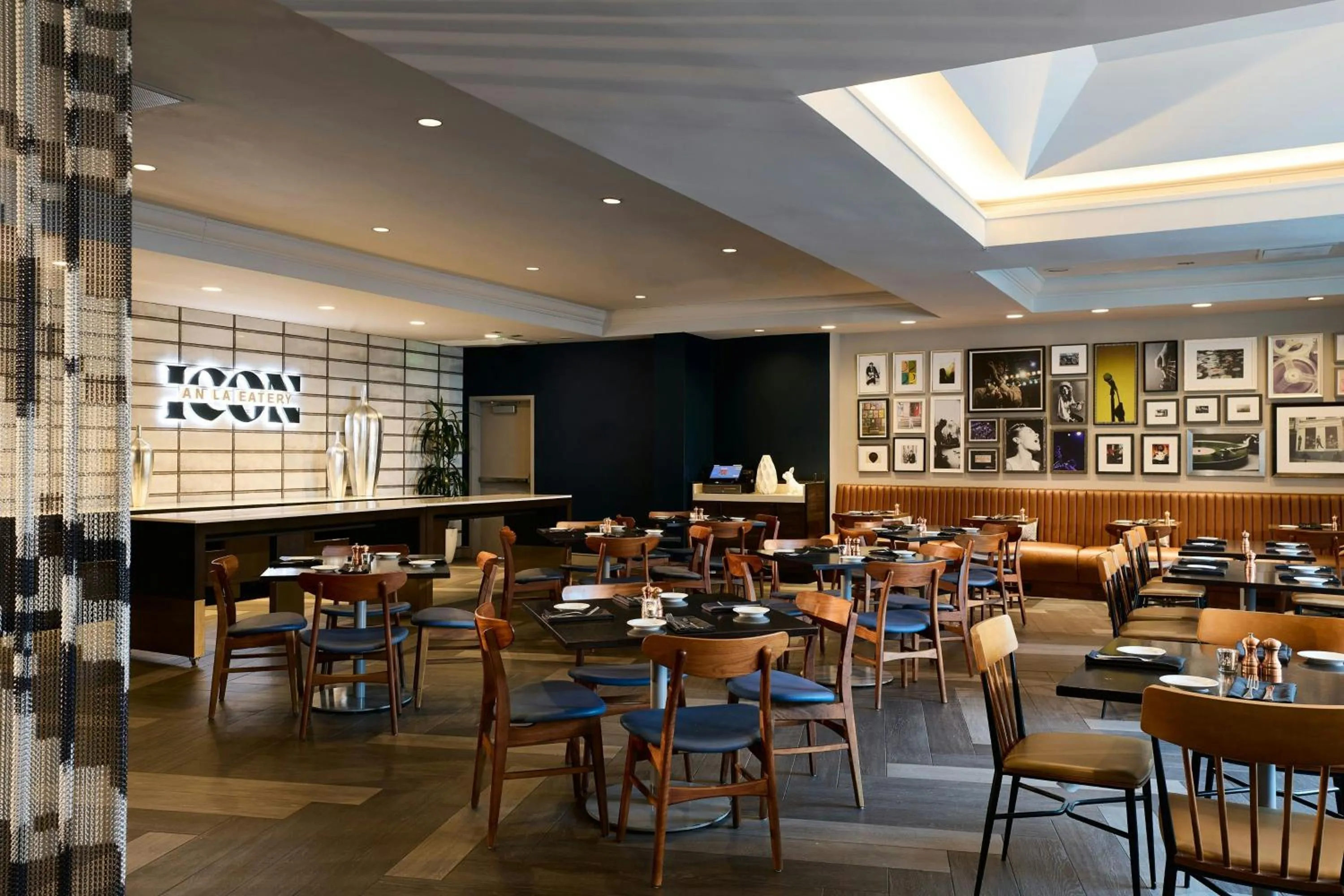 Restaurant/places to eat in Renaissance Los Angeles Airport Hotel