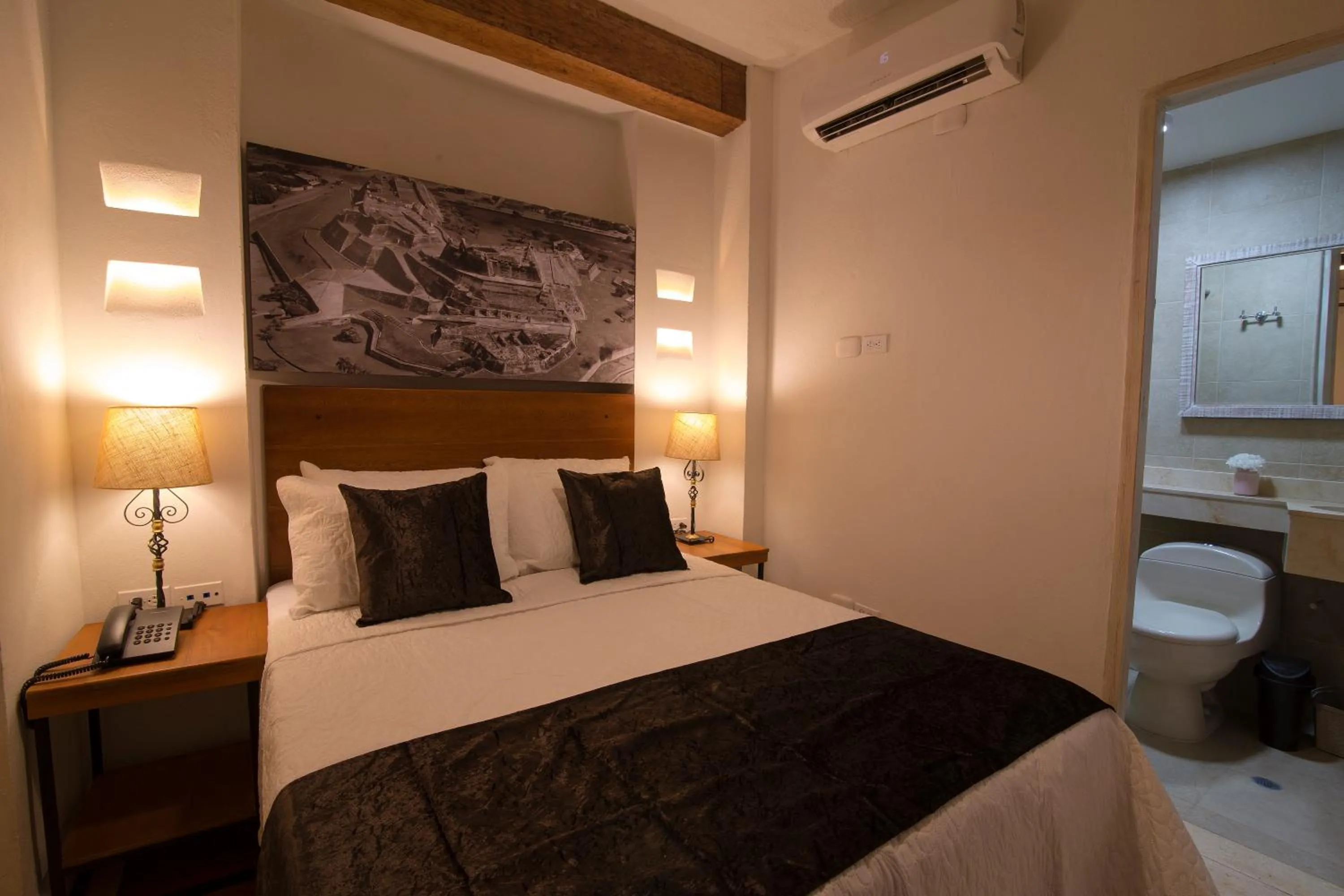 Photo of the whole room, Bed in Life is Good Cartagena Hostel