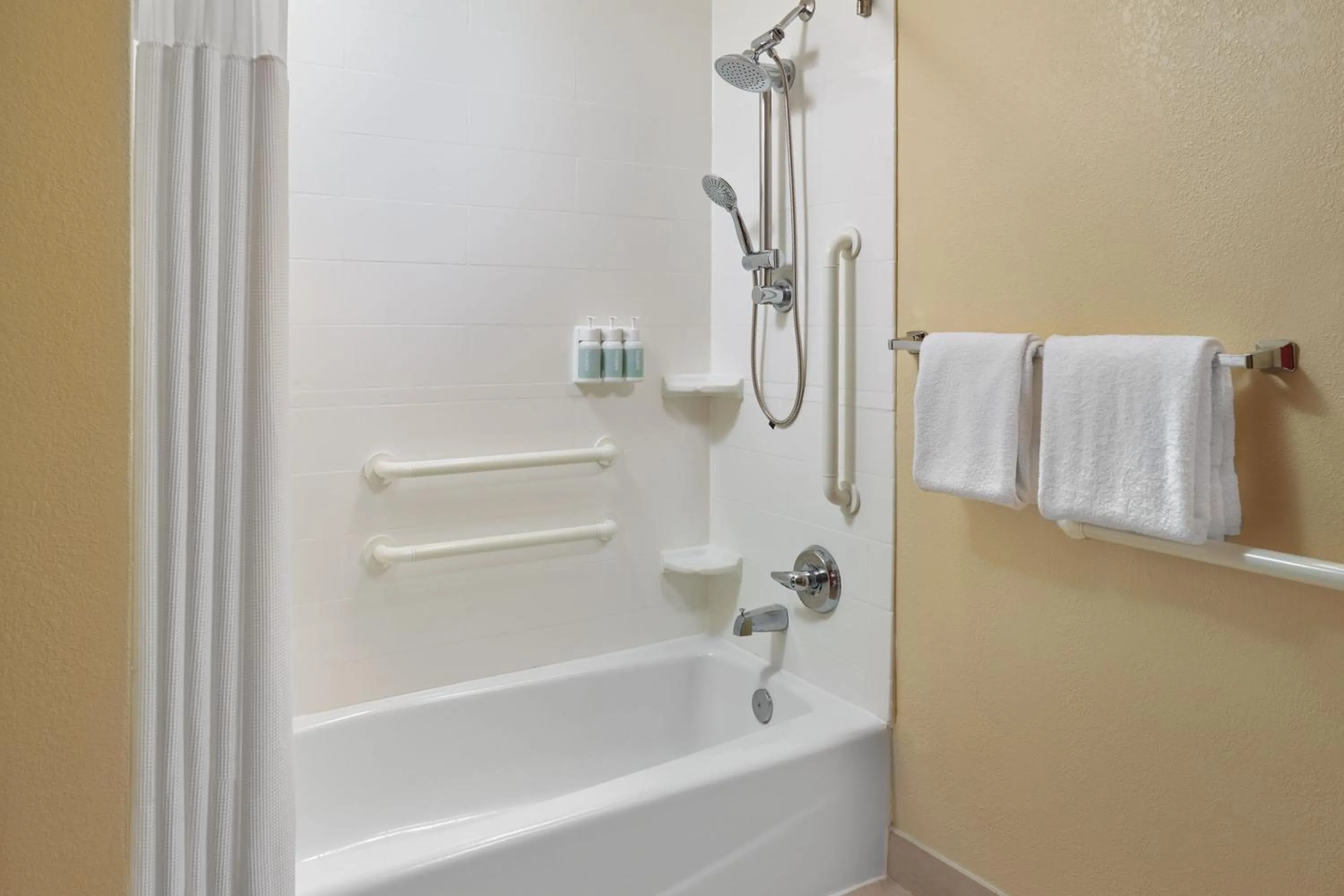 Bathroom in Courtyard by Marriott Orlando Airport
