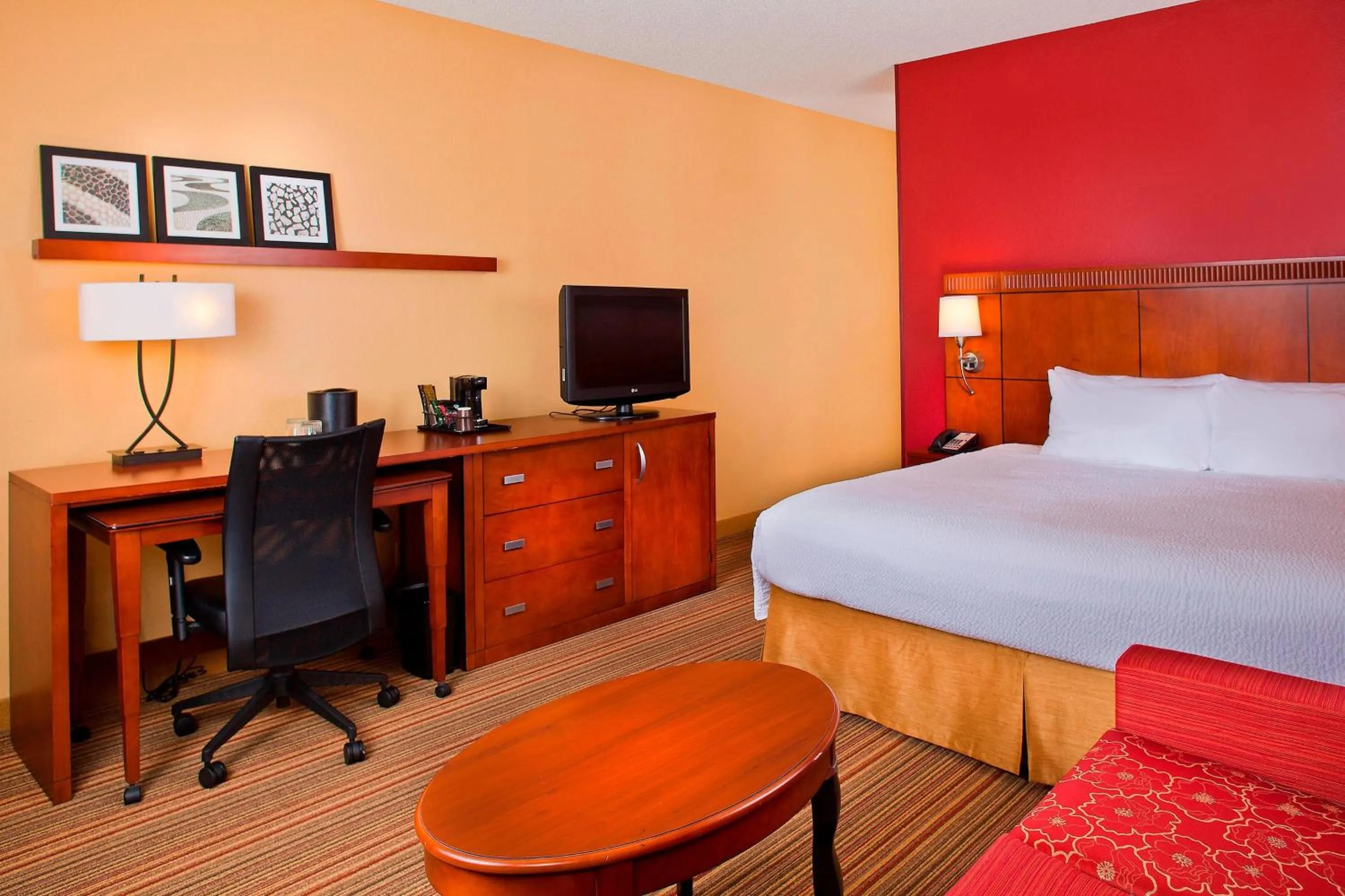 Photo of the whole room, Bed in Courtyard by Marriott Orlando Airport