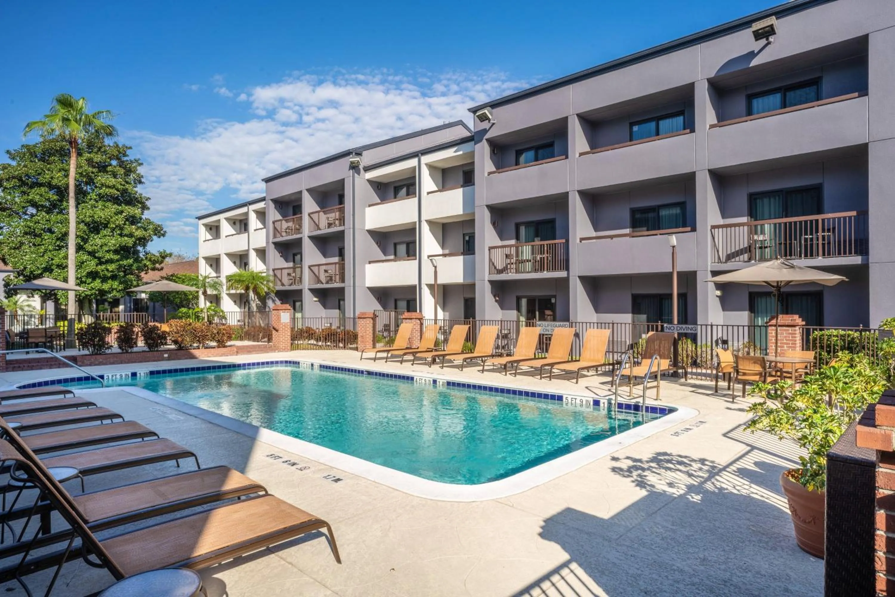 Swimming pool in Courtyard by Marriott Orlando Airport