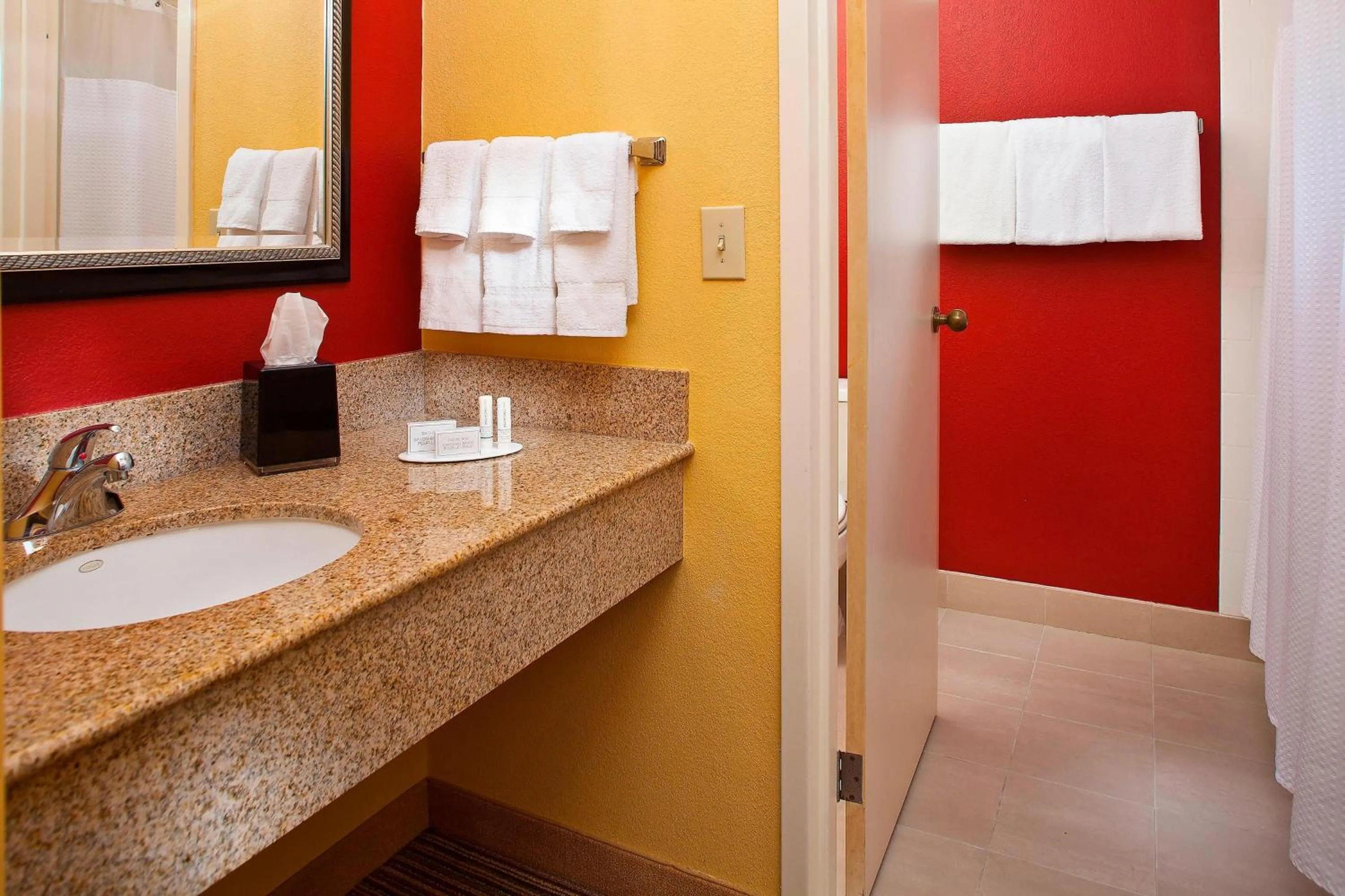 Bathroom in Courtyard by Marriott Orlando Airport