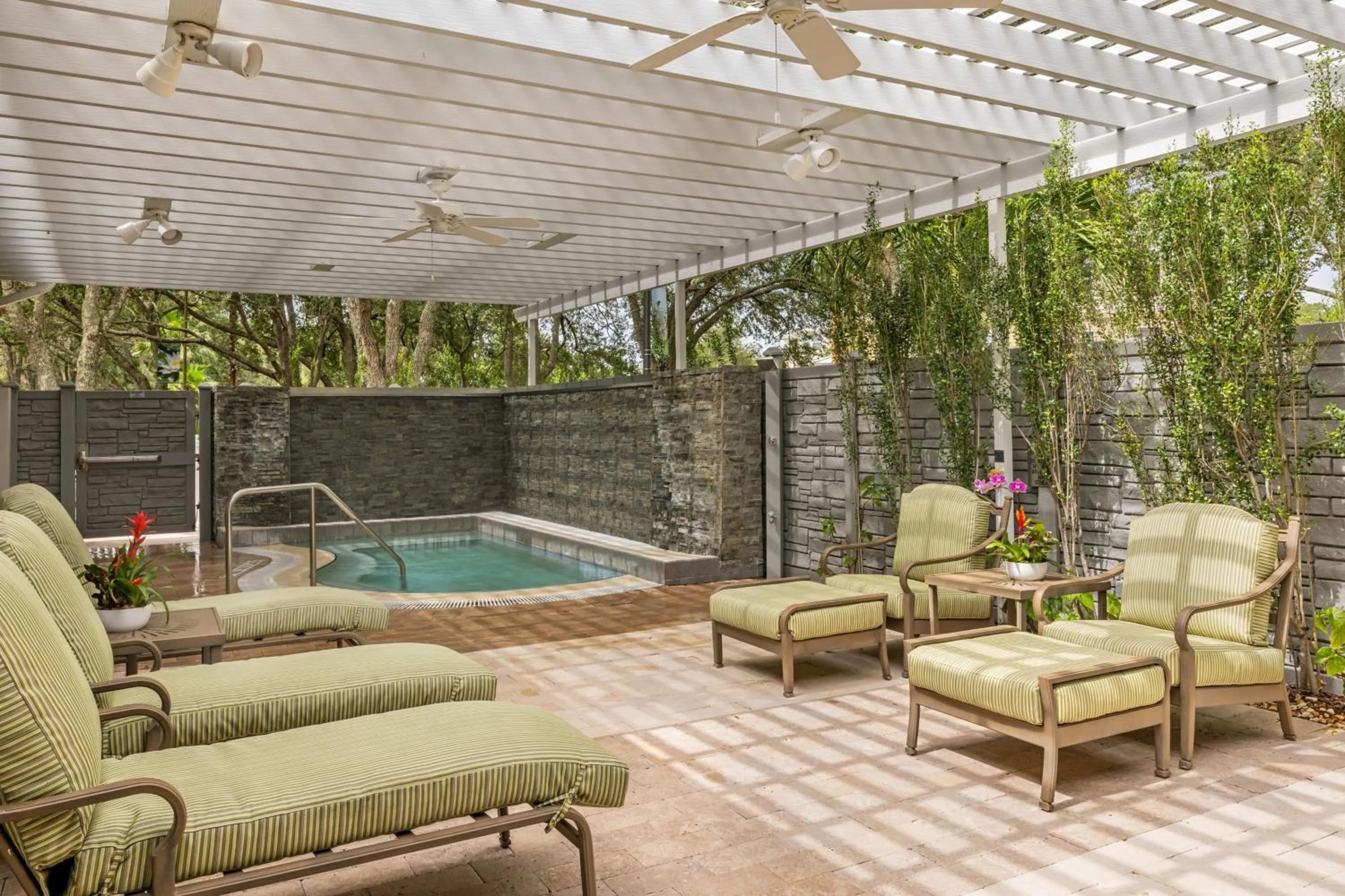 Lounge or bar in Marriott's Cypress Harbour Villas