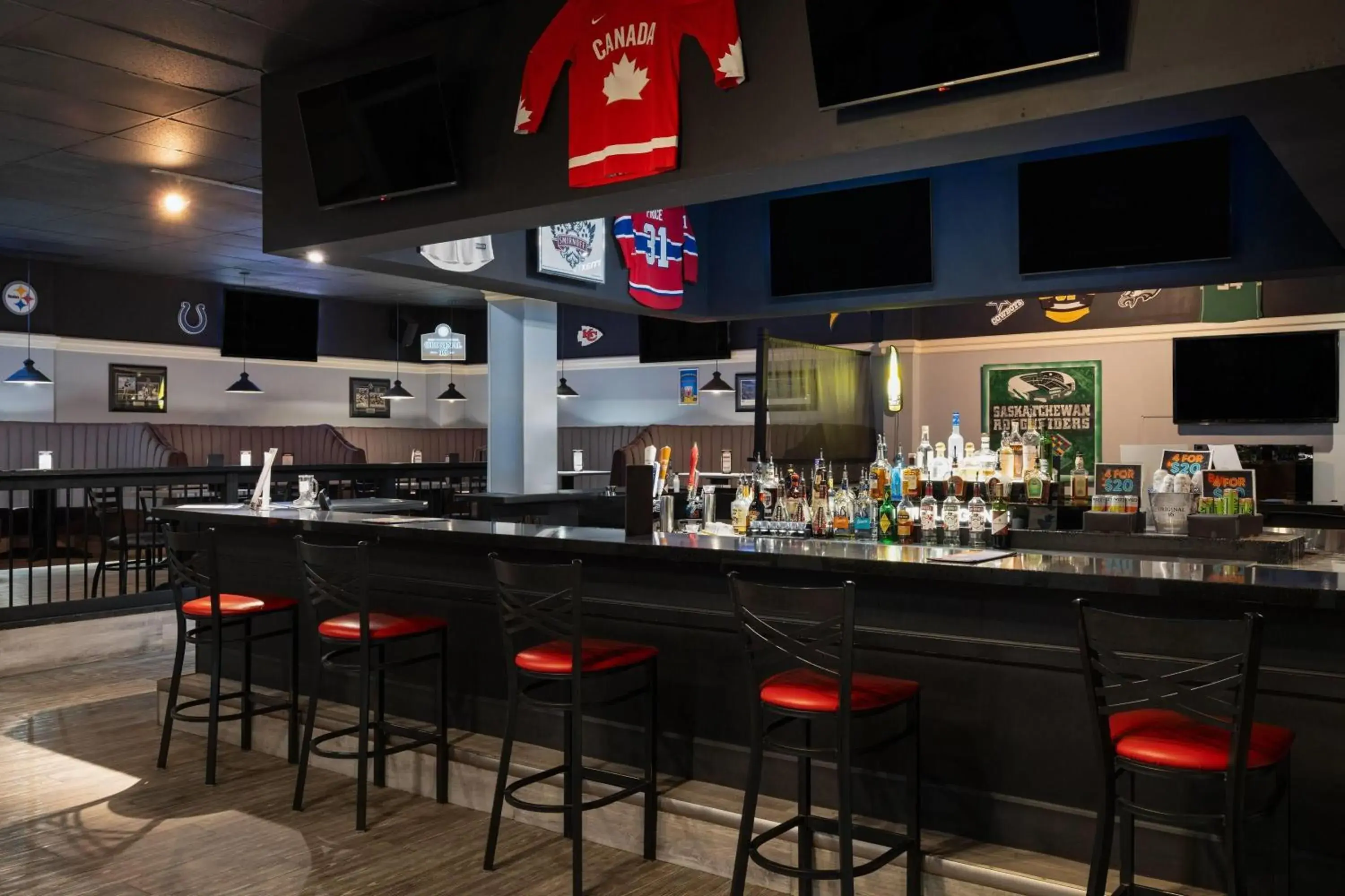 Lounge or bar in Ramada by Wyndham Saskatoon Lounge or bar in Ramada by Wyndham Saskatoon