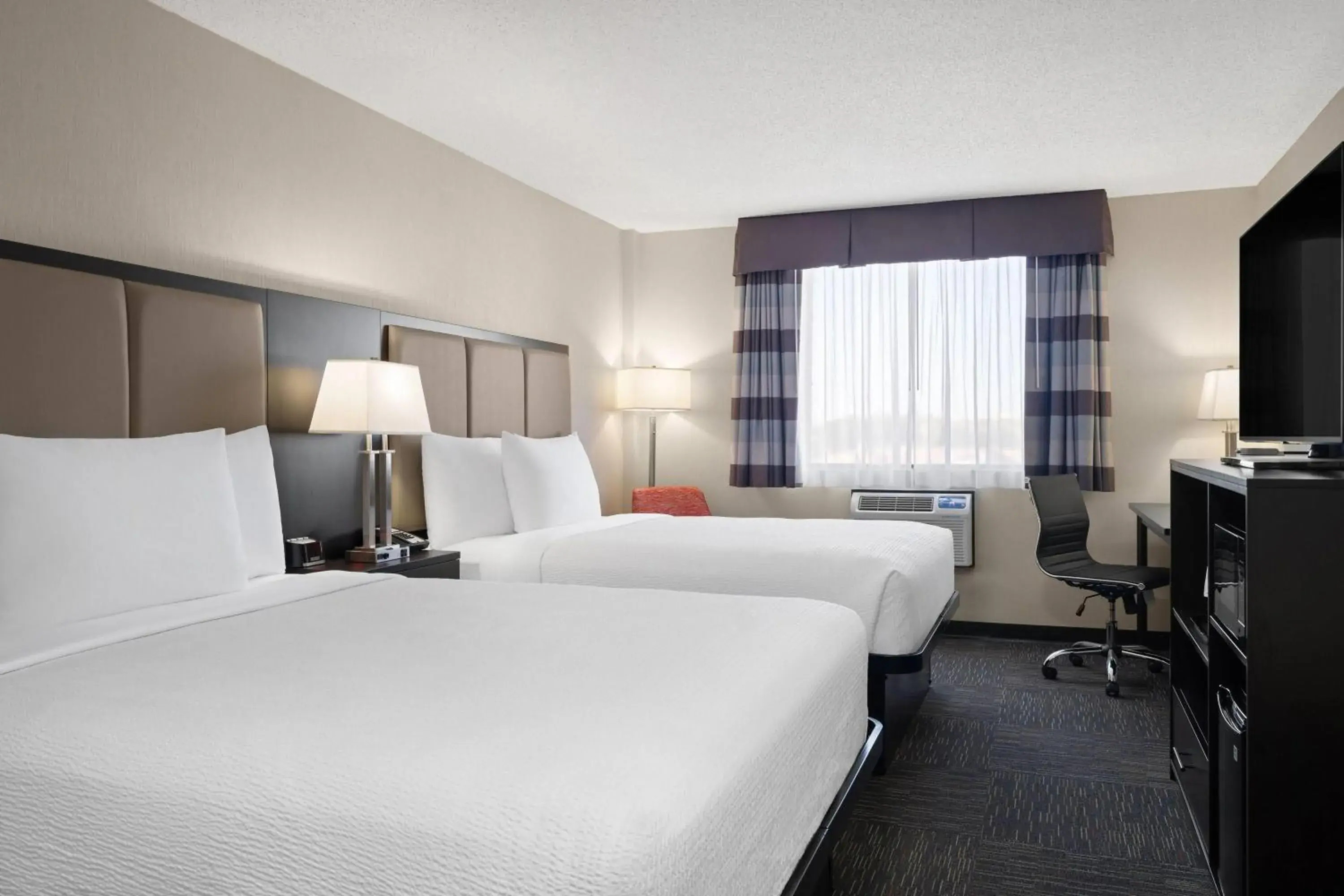 Photo of the whole room, Bed in Ramada by Wyndham Saskatoon Photo of the whole room, Bed in Ramada by Wyndham Saskatoon