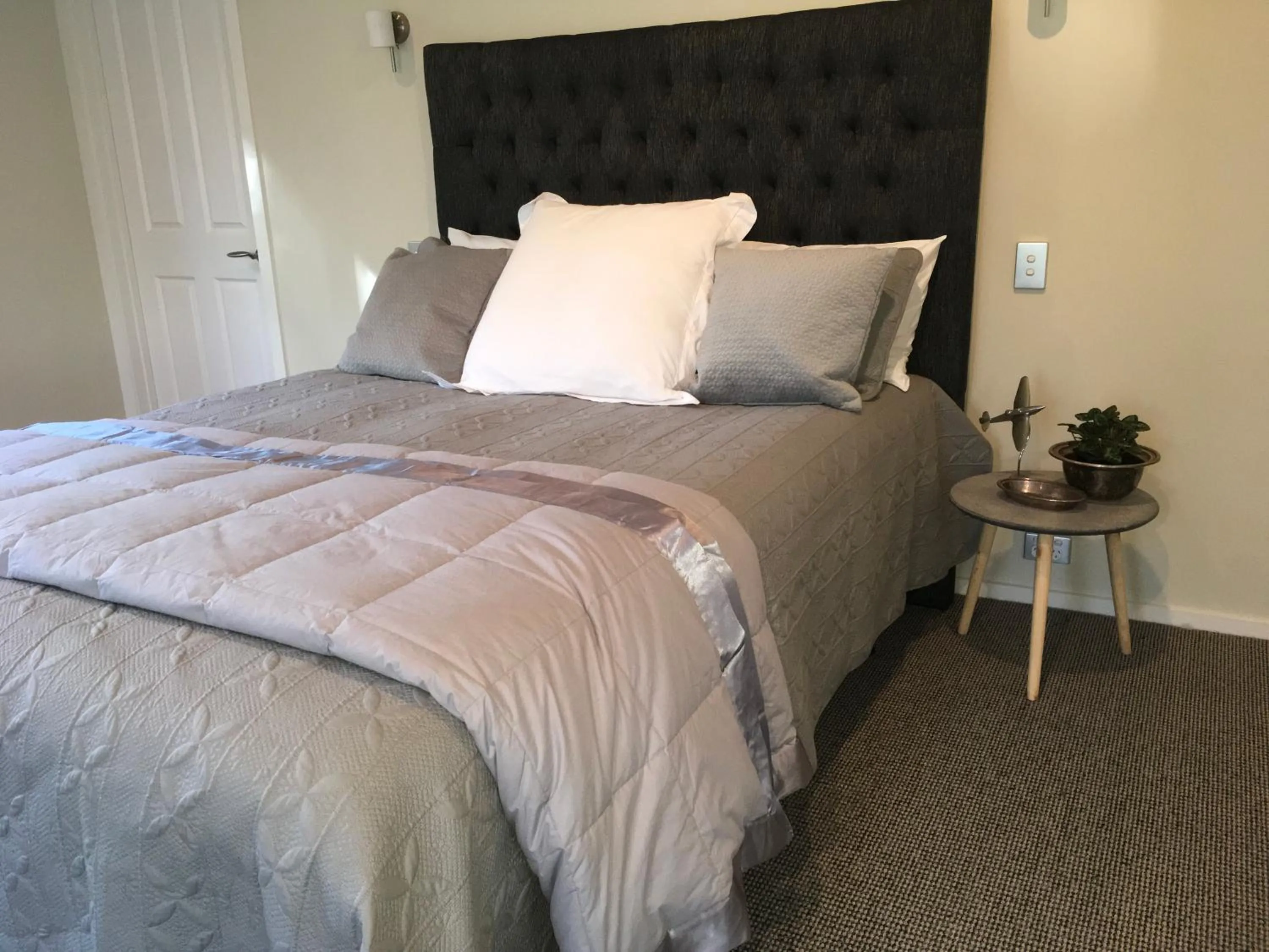 Bedroom, Bed in Lye Bow Lake Suite