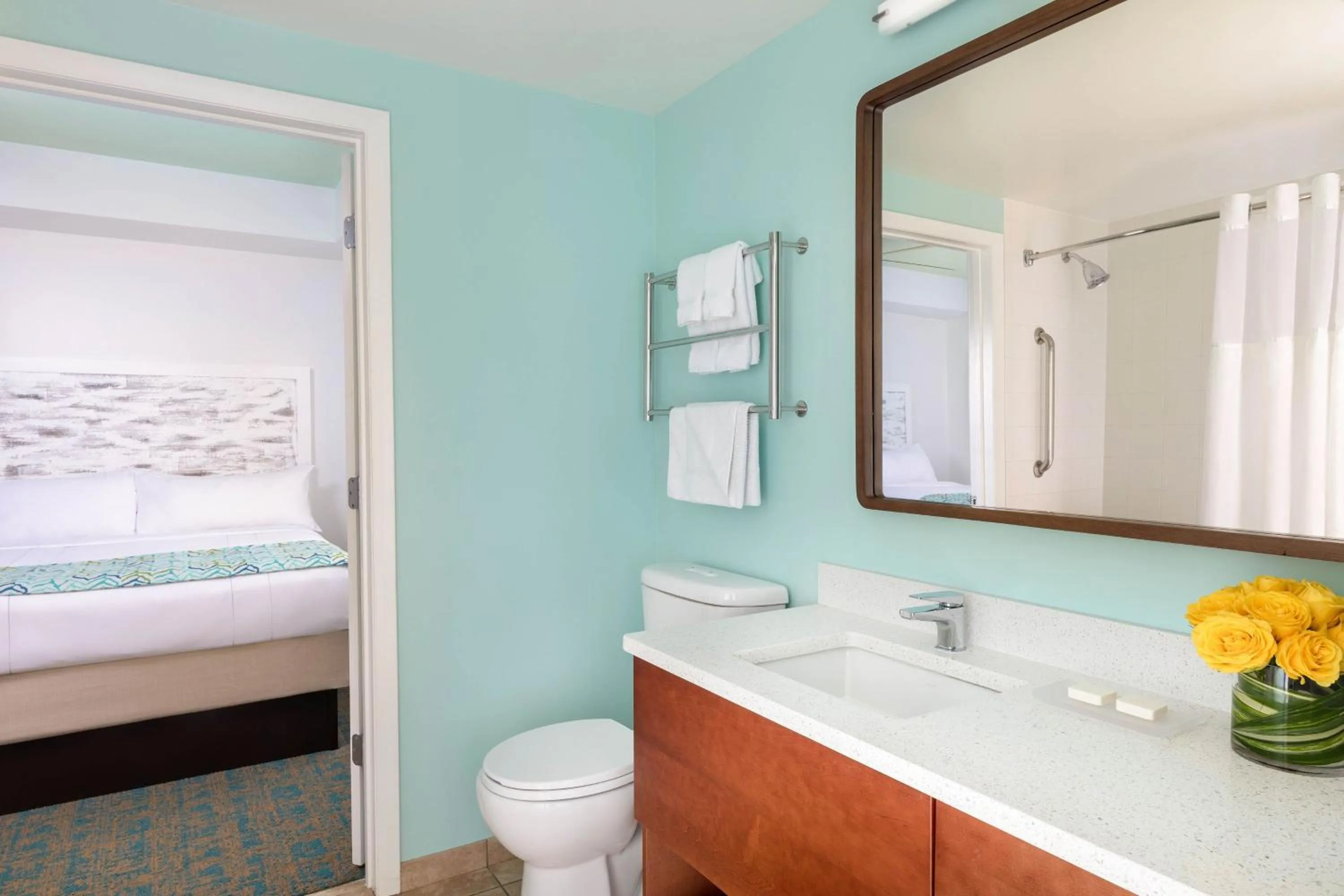 Bathroom, Bed in Marriott's Harbour Lake