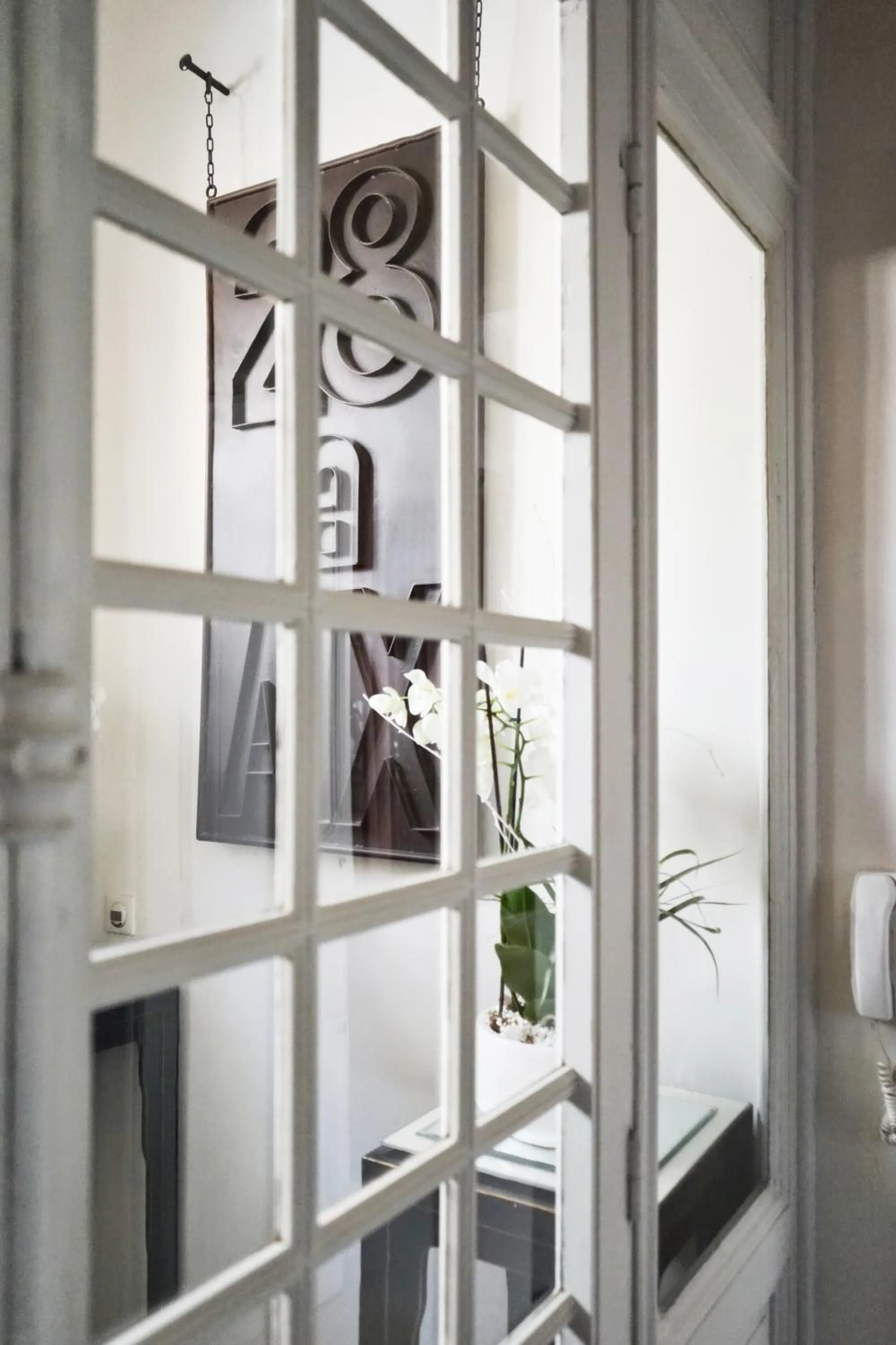 Facade/entrance, Bed in Hôtel Particulier Le 28 - Spa & Art Luxury Design by Alain Ducasse