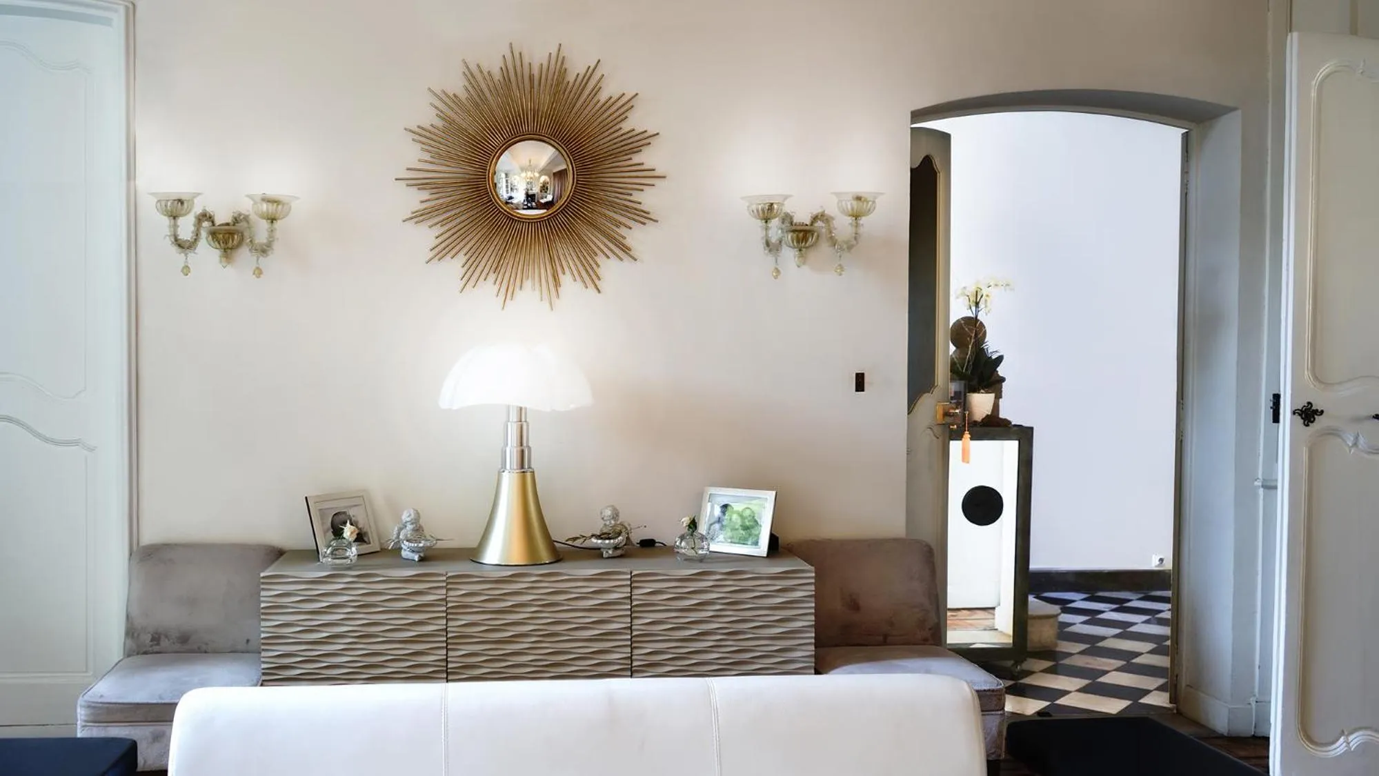 Living room, Bed in Hôtel Particulier Le 28 - Spa & Art Luxury Design by Alain Ducasse