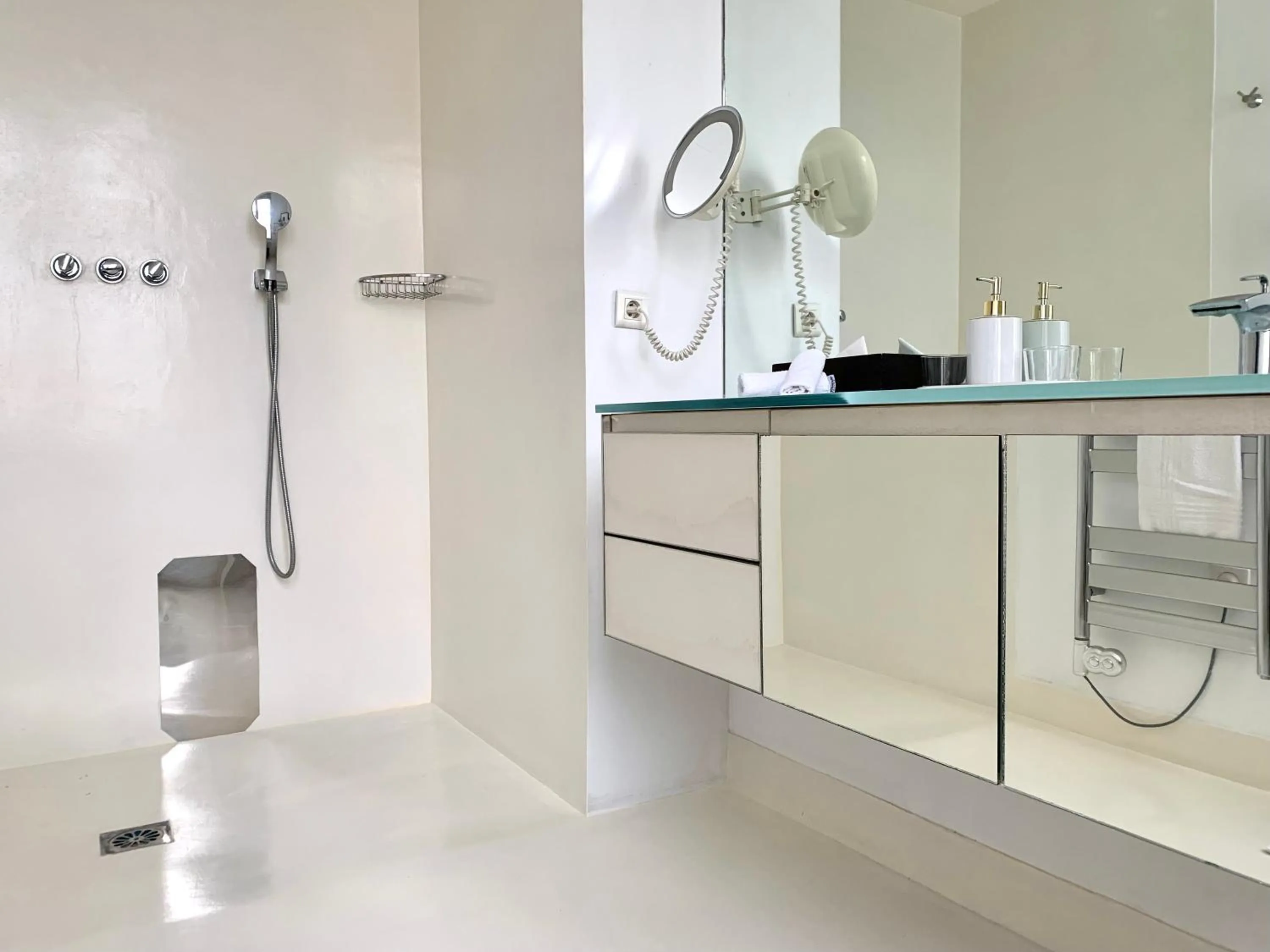 Bathroom in Hôtel Particulier Le 28 - Spa & Art Luxury Design by Alain Ducasse