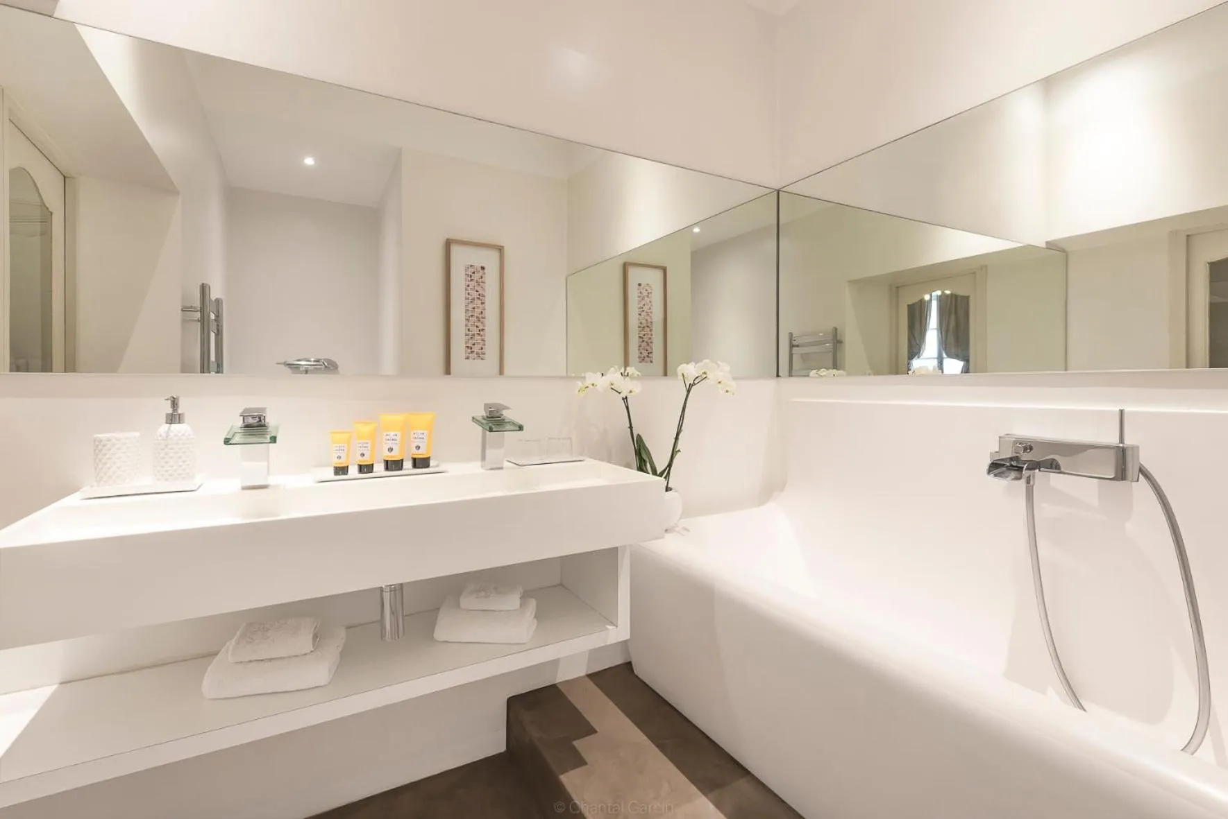 Bathroom in Hôtel Particulier Le 28 - Spa & Art Luxury Design by Alain Ducasse