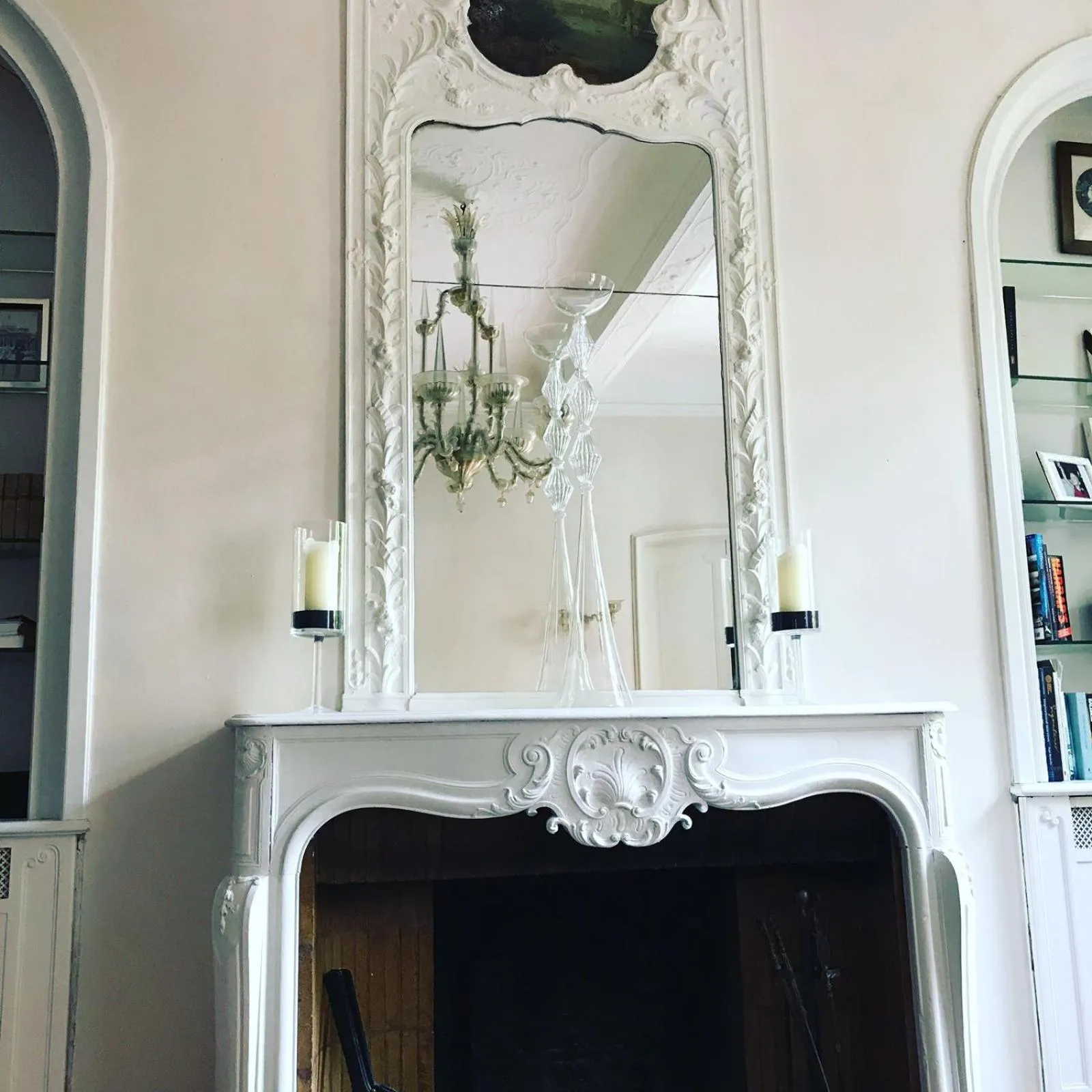 Communal lounge/ TV room in Hôtel Particulier Le 28 - Spa & Art Luxury Design by Alain Ducasse