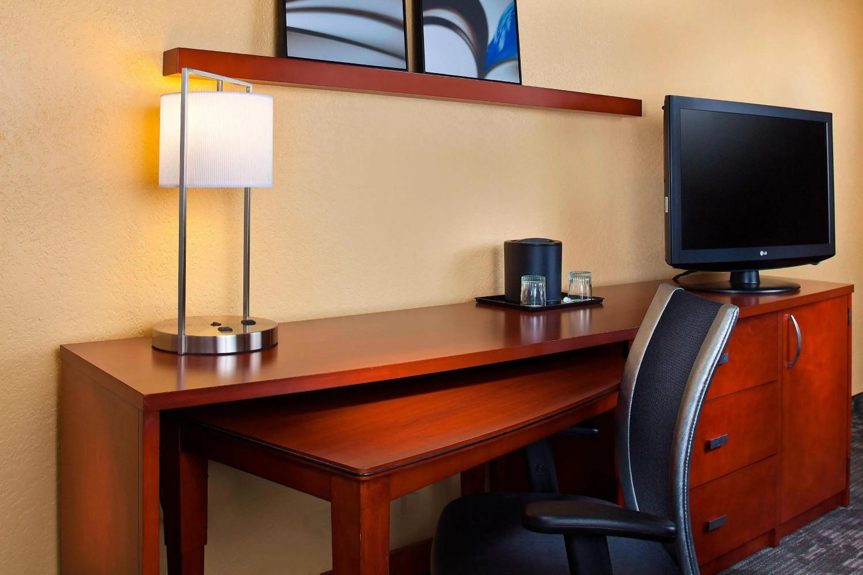 Photo of the whole room in Courtyard Miami Airport West Doral