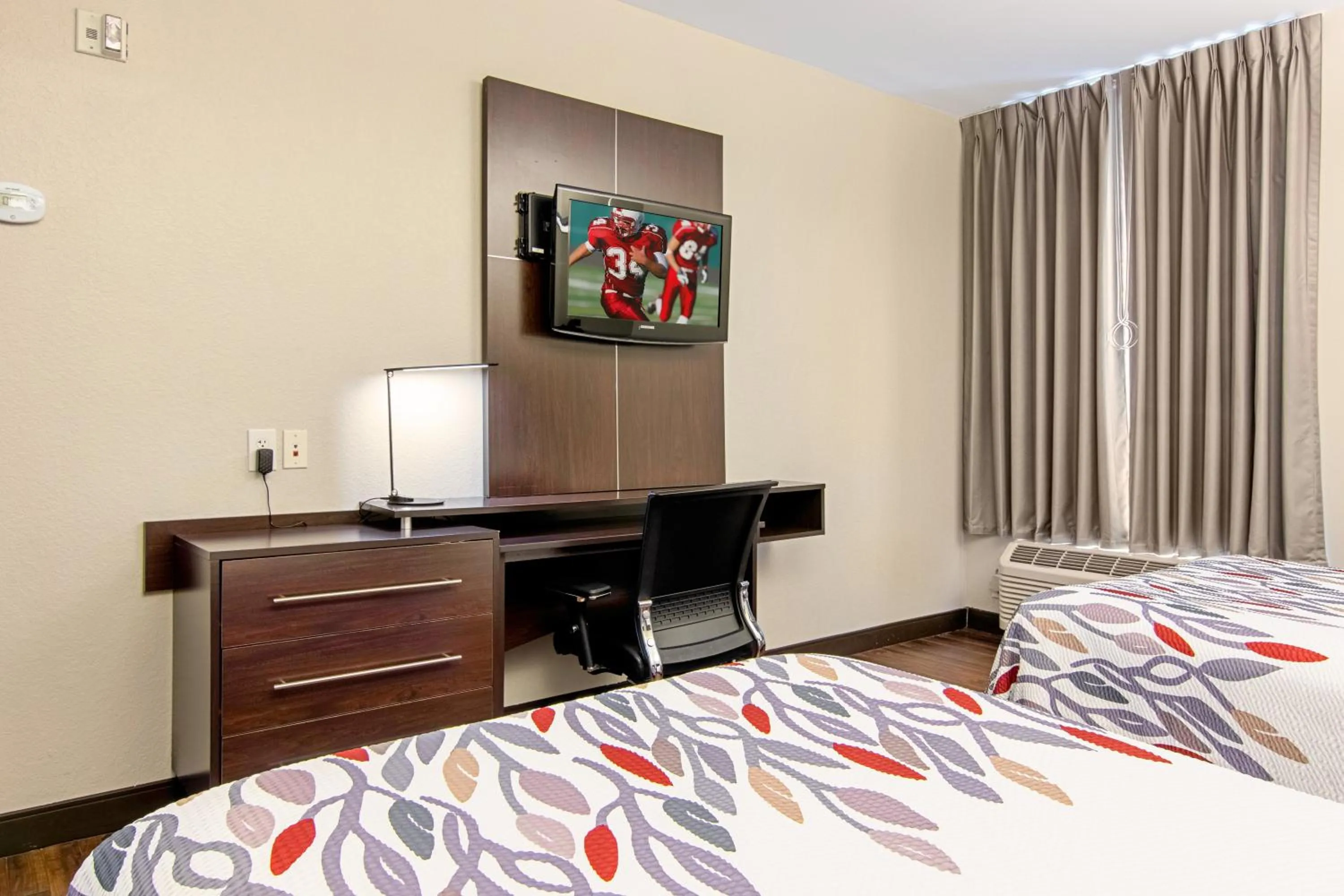 Photo of the whole room, Bed in Red Roof Inn Locust Grove